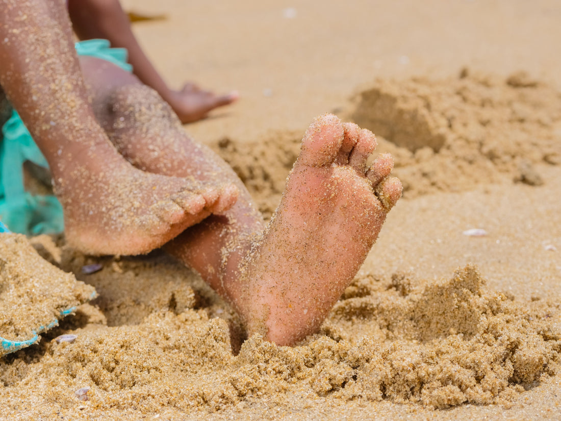 Kinder Füße am Strand statt Sandalen Beach Kids