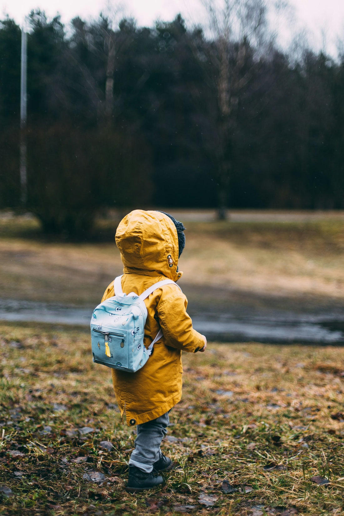Kleinkind läuft barfuß in der Natur – Barfußschuhe für Kinder
