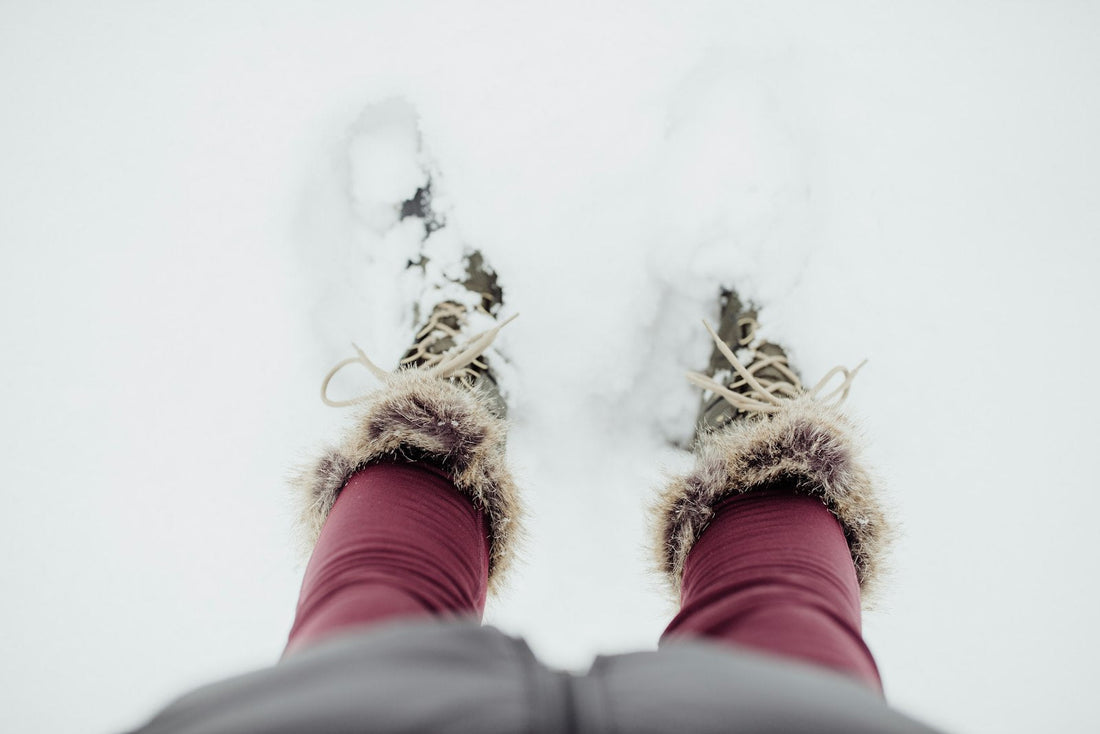 Braune Lederstiefel im Schnee – Materialvergleich Leder vs. Synthetik bei Kinderwinterstiefeln