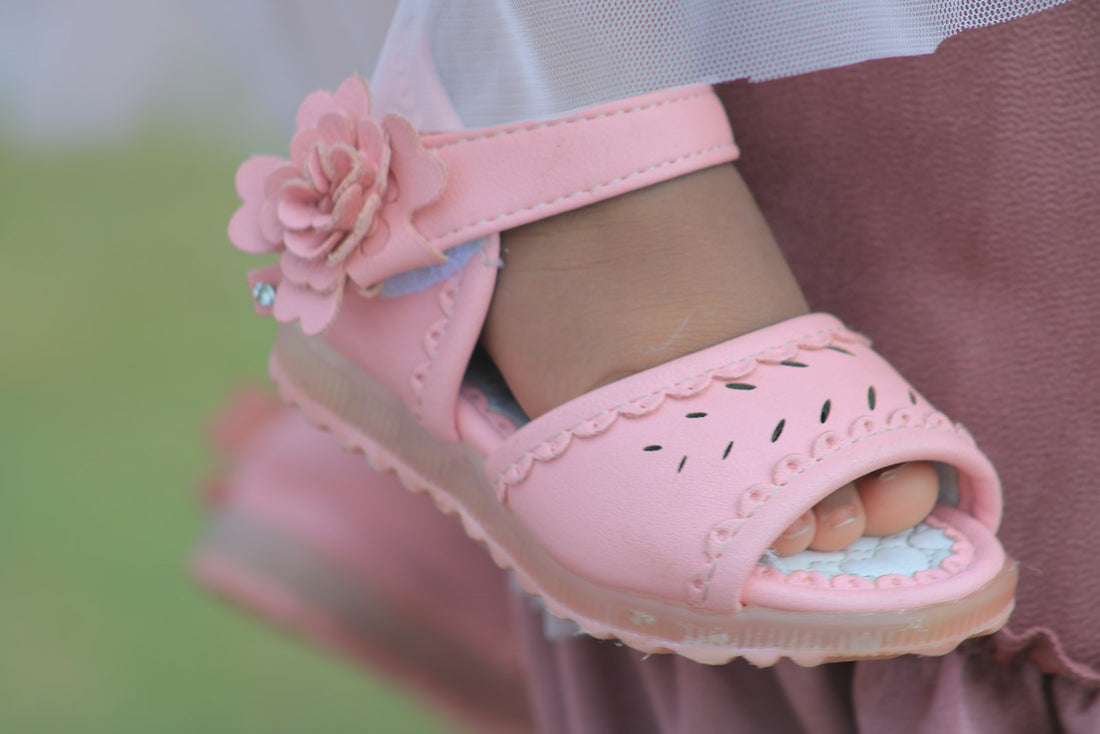 Rosa Kinderschuhe Nahaufnahme – Klettverschluss oder Schnürung bei Kinderschuhen