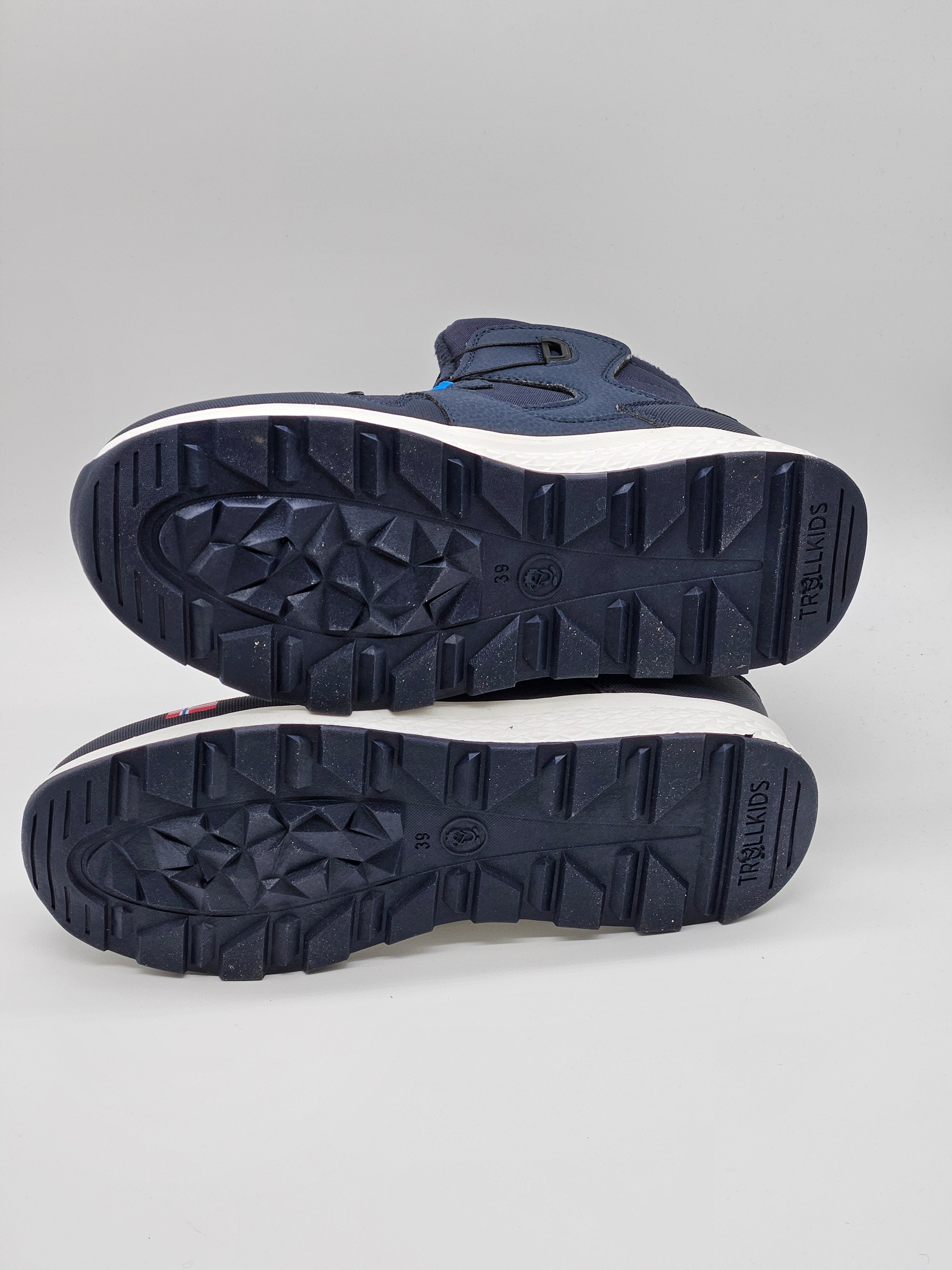 Bunte Trollkids Bergen Mid Winterstiefel aus wetterfestem Material mit warmem Innenfutter und rutschfester Sohle.