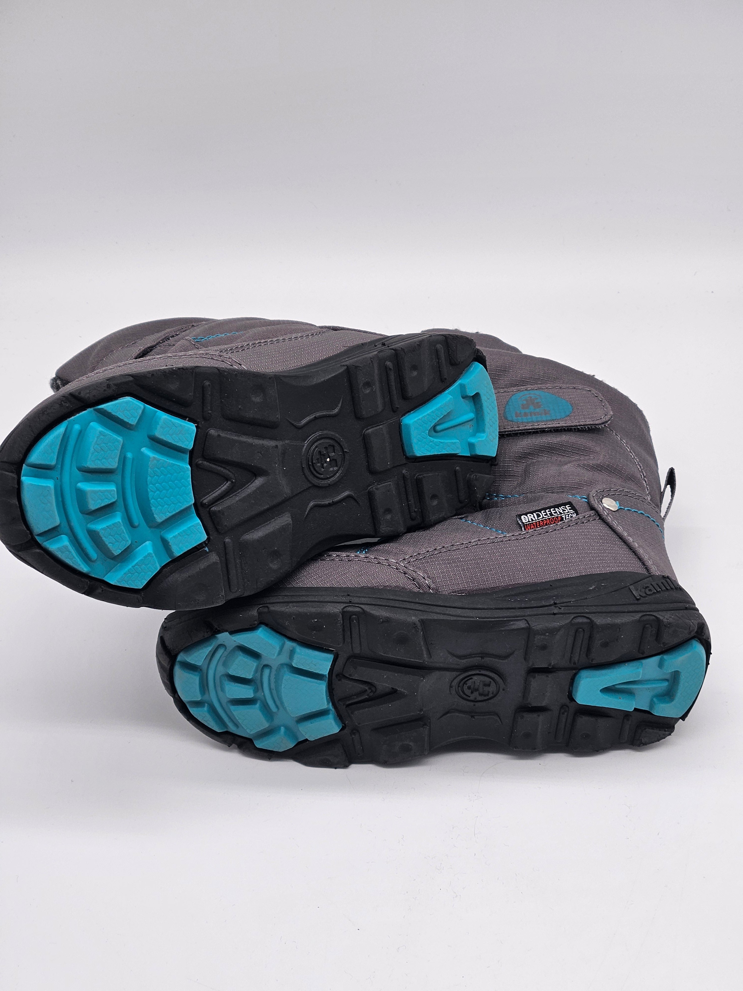 Wasserdichte Kamik Winterstiefel für Damen mit warmem Innenfutter und rutschfester Sohle, ideal für winterliche Bedingungen.