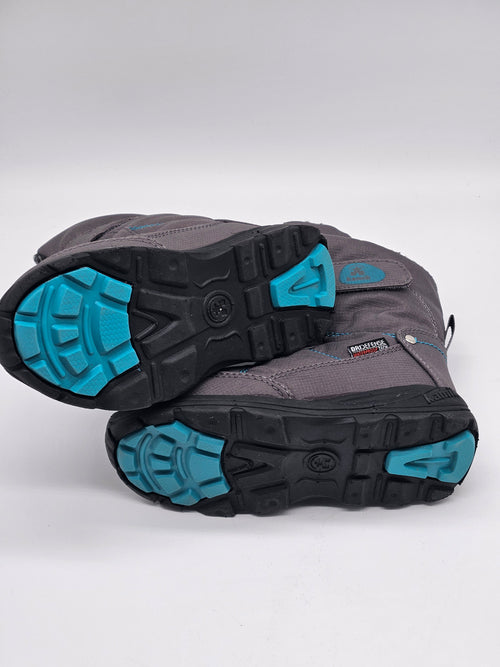 Wasserdichte Kamik Winterstiefel für Damen mit warmem Innenfutter und rutschfester Sohle, ideal für winterliche Bedingungen.