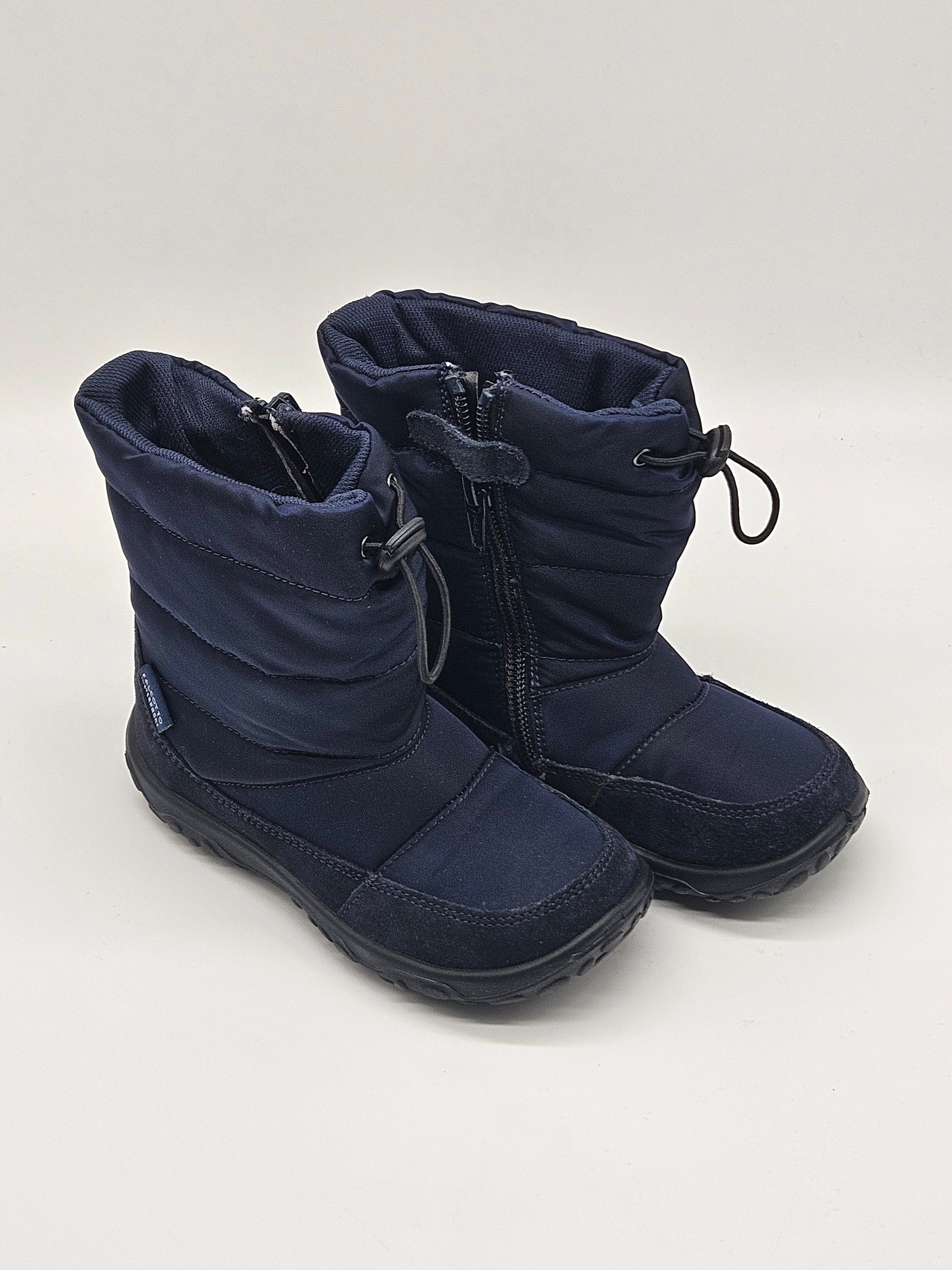 Falcotto Winterstiefel Poznurr aus robustem Material mit warmem Innenfutter, ideal für Winterwetter, auf einer weißen Oberfläche.