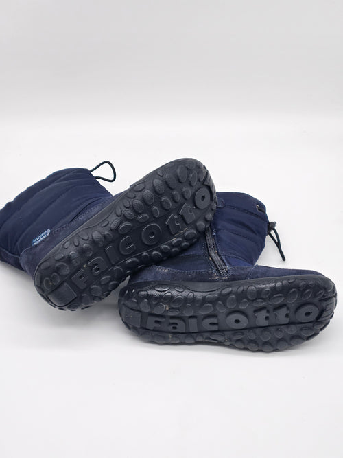 Falcotto Winterstiefel Poznurr, warme Winterstiefel für Kinder, mit Schnürung und rutschfester Sohle, vor einem weißen Hintergrund