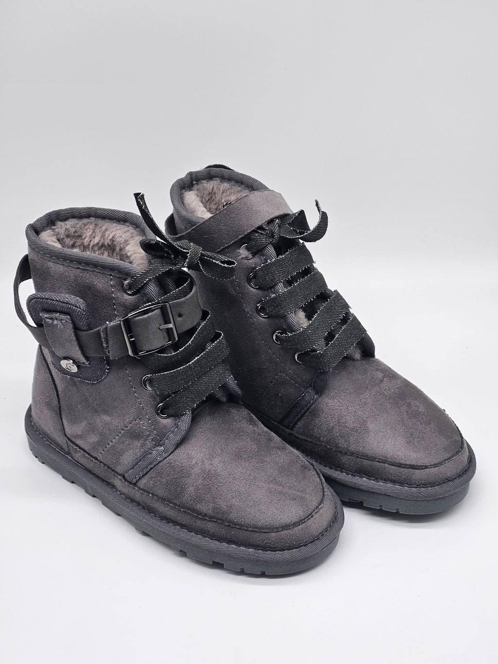 Island Boots Ishani Herbstschuhe, braune Lederstiefel mit Schnürung und Blockabsatz, auf weißem Hintergrund fotografiert.