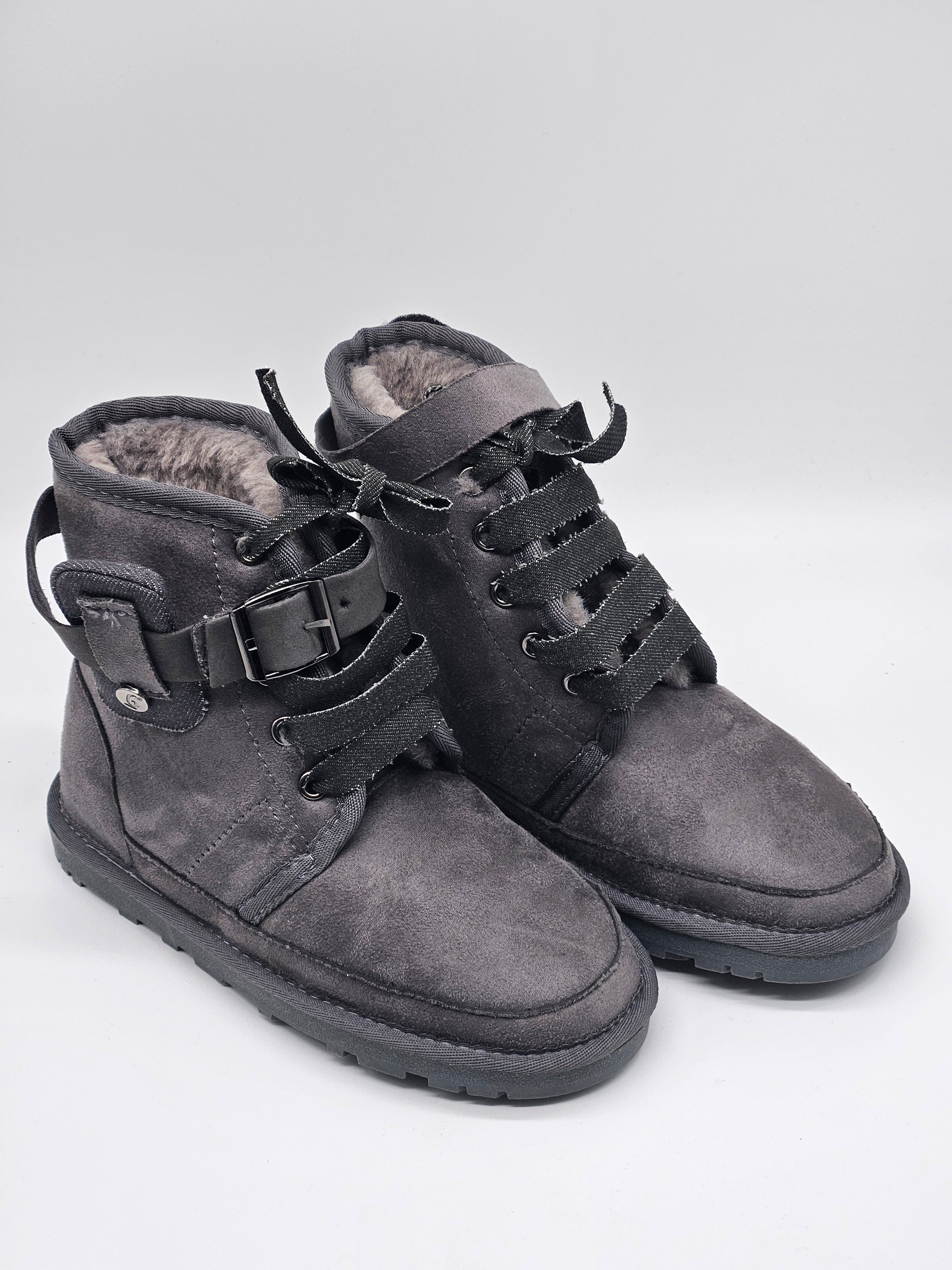 Island Boots Ishani Herbstschuhe, braune Lederstiefel mit Schnürung und Blockabsatz, auf weißem Hintergrund fotografiert.