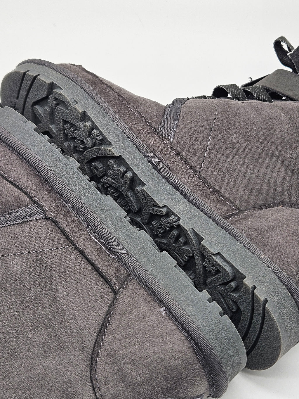 Island Boots Ishani Herbststiefel aus Leder mit Schnürung und flacher Sohle, perfekt für den Herbst.