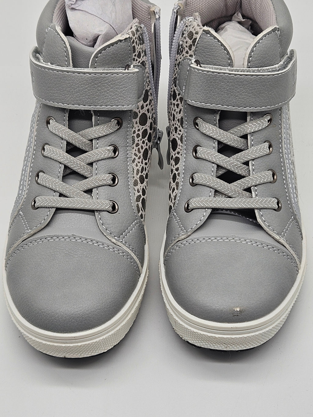 Lamina Sneaker High, bequemer Sportschuh aus Leder mit weißen Sohlen und schwarzen Details, seitliche Markenlogo sichtbar