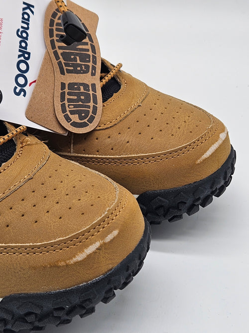Kangaroos Sneaker High Herbstschuhe in dunklem Design, detailreiche Schnürung und bequemer Laufsohle, frontalaufnahme