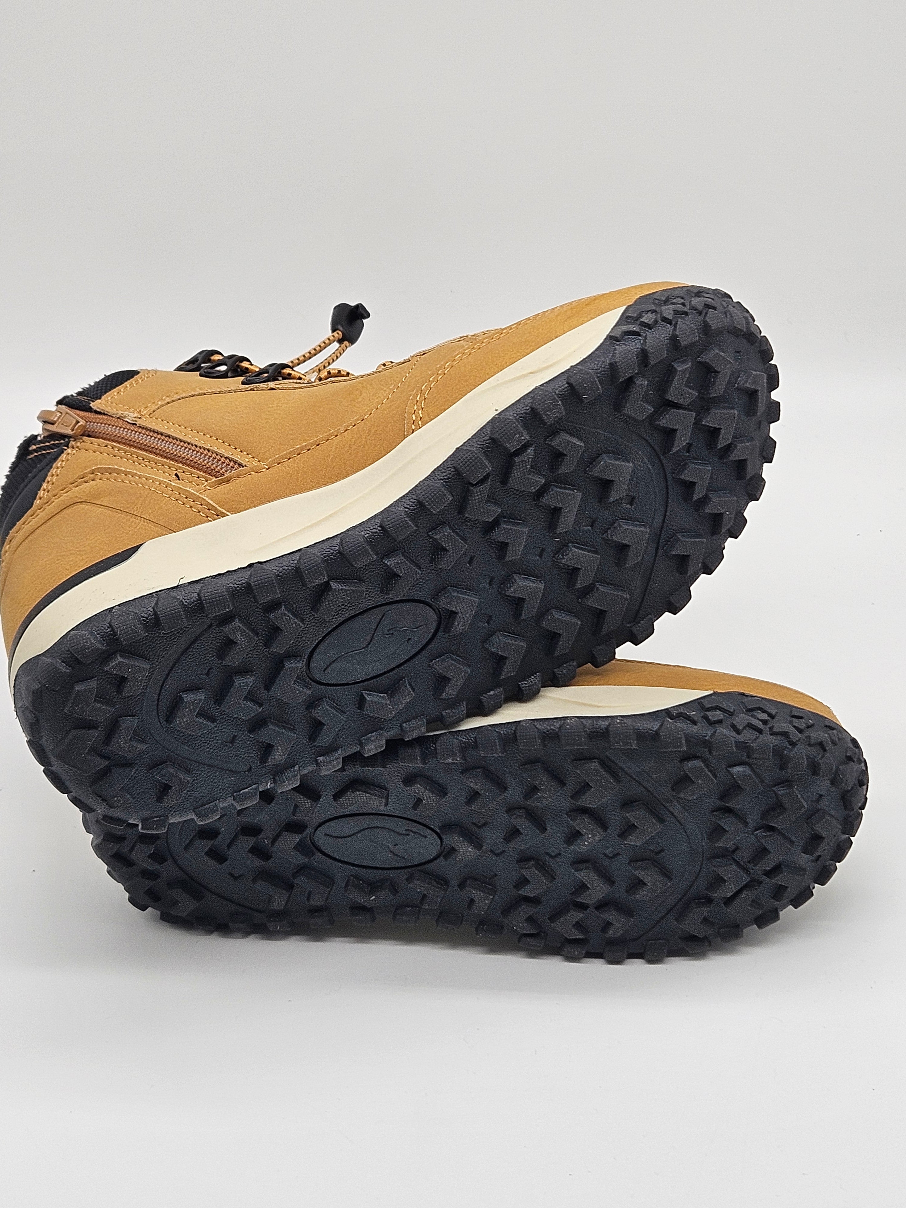 Kangaroos Sneaker High Herbstschuhe in Schwarz mit weißen Schnürsenkeln, seitlicher Logo-Print, bequemes Design für den Herbst.