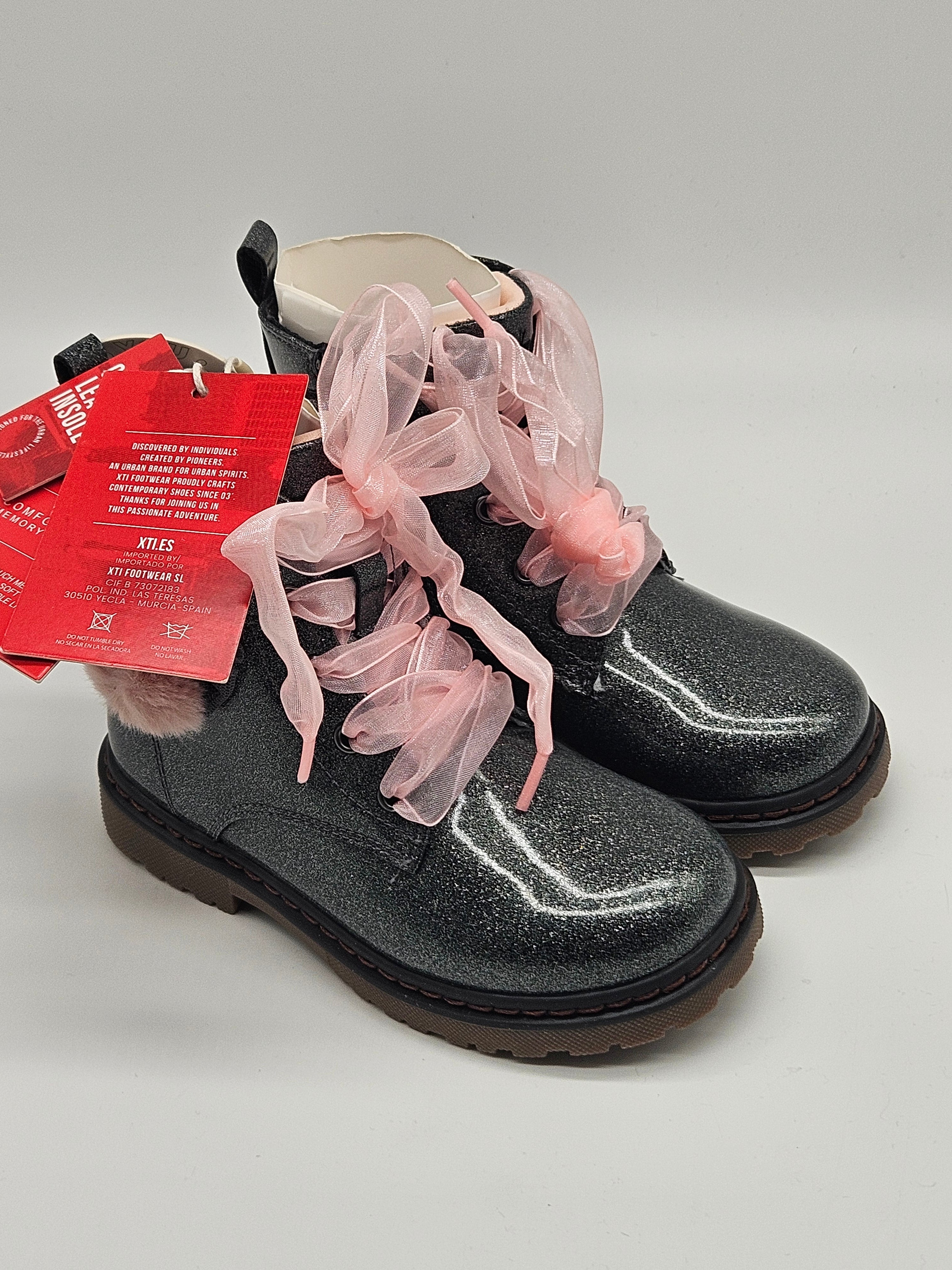 XLI Herbststiefel aus Leder mit Schnürung, bequemer Schuh für herbstliche Tage, auf dem Bild sichtbar