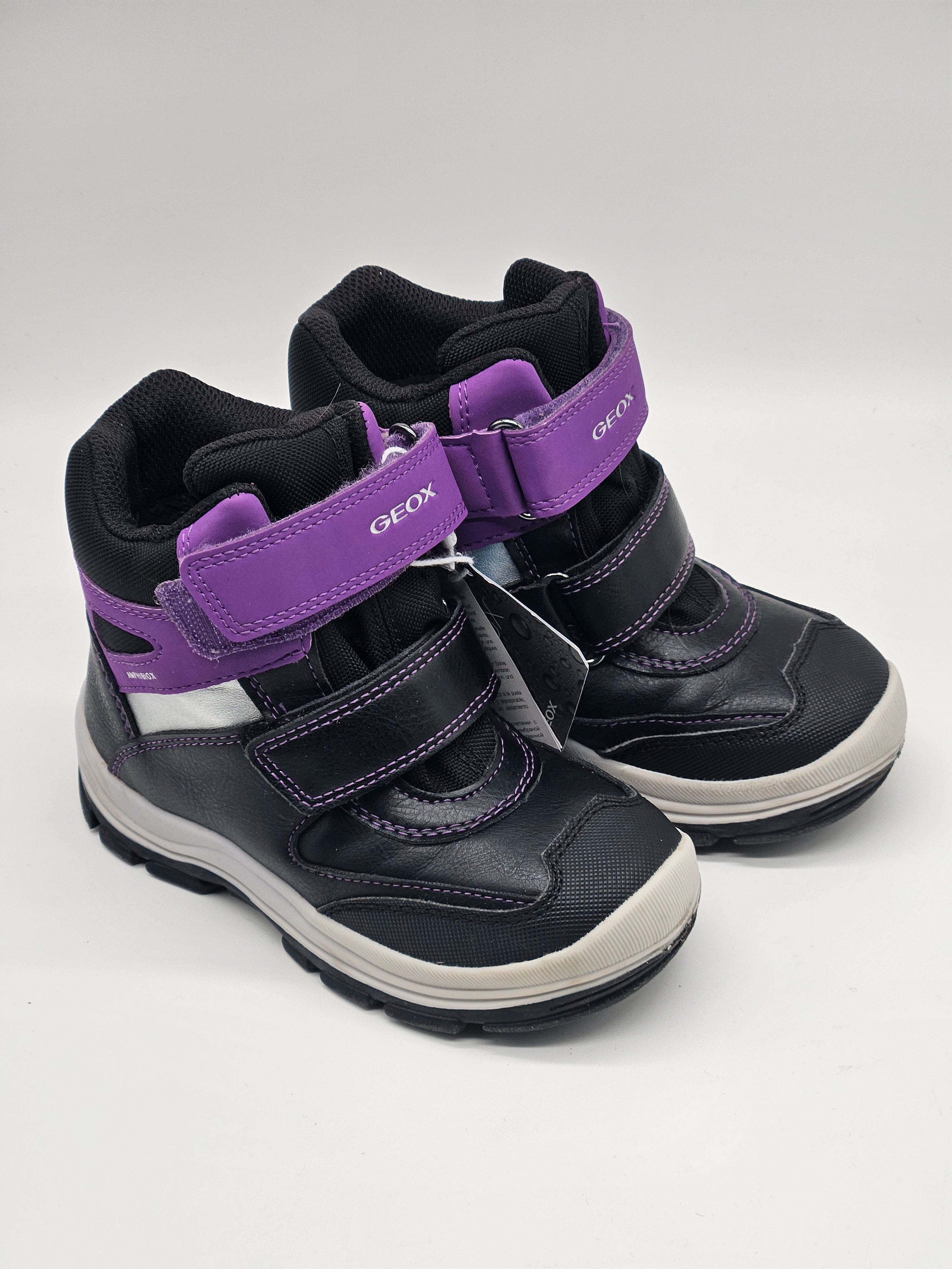 Geox Winterstiefel Flanfil, wasserdichte Winterstiefel für Damen mit bequemem Schaft und robustem Sohle, in dunkler Farbe.