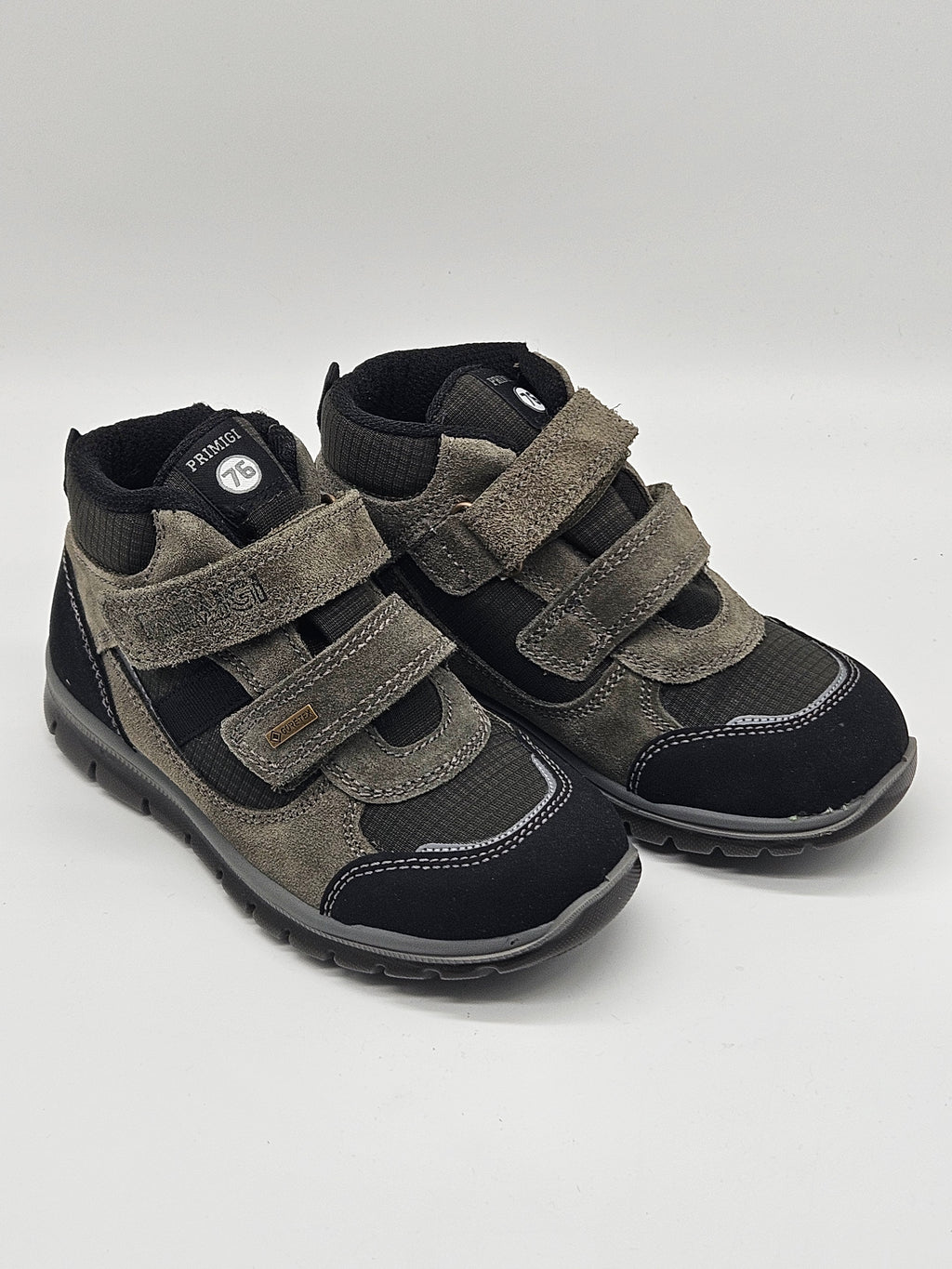 Primigi Herbstschuhe Sneaker in dunklem Design, aus Leder gefertigt, mit Schnürverschluss und sportlichem Look.