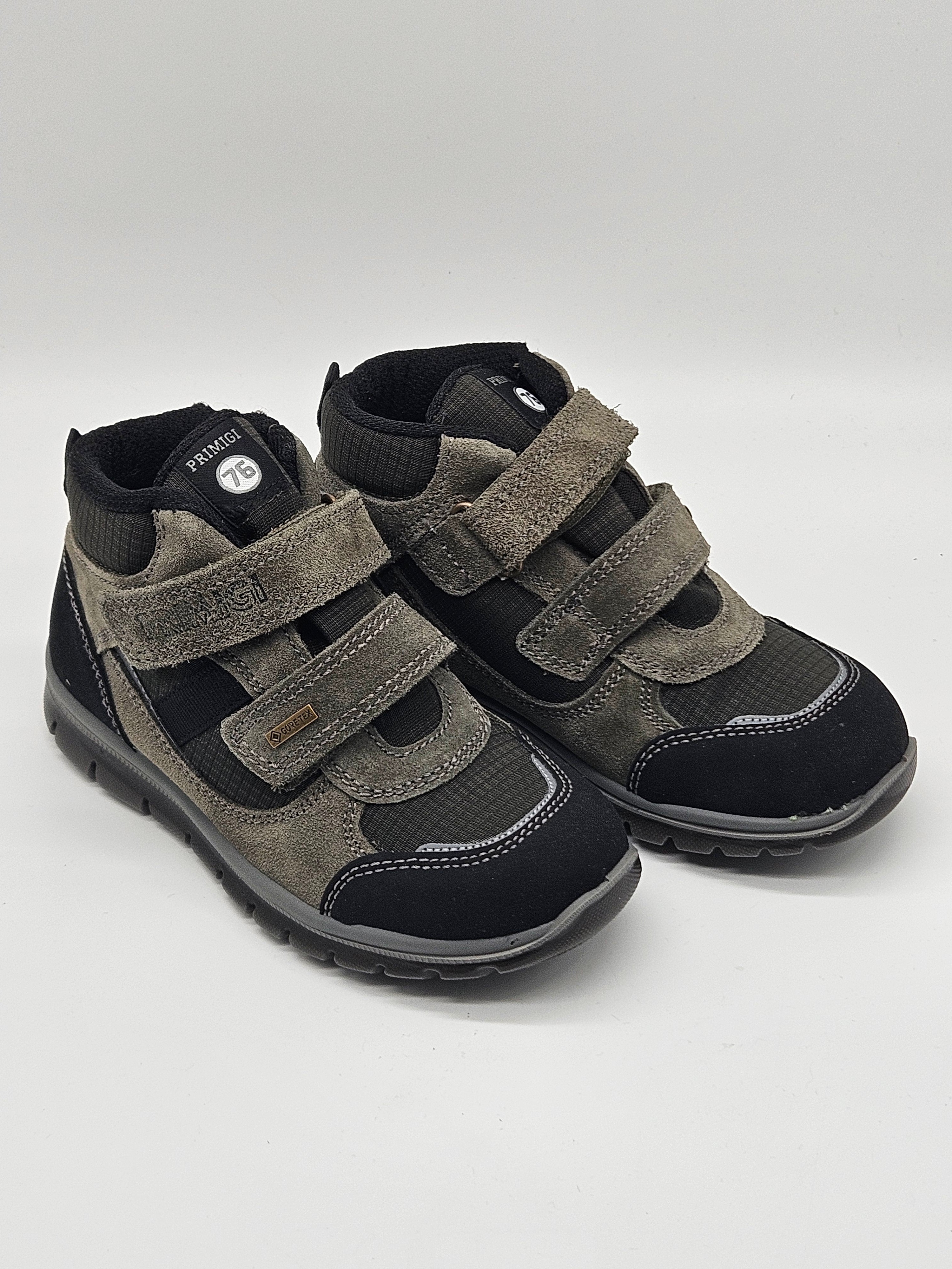 Primigi Herbstschuhe Sneaker in dunklem Design, aus Leder gefertigt, mit Schnürverschluss und sportlichem Look.