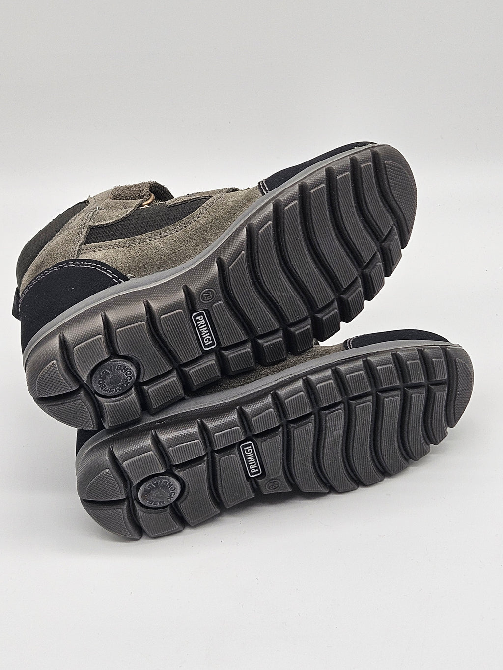 Primigi Herbst-Sneaker für Kinder, aus Leder, mit Schnürung und bequemer Sohle, ideal für die Übergangszeit.