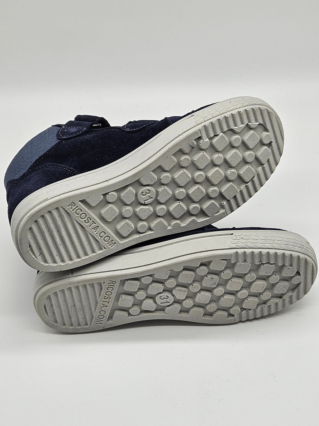 Ricosta Jasper S Sneaker, bequeme Kinderschuhe in Blau mit Klettverschluss und sportlichem Design, für Kinder.