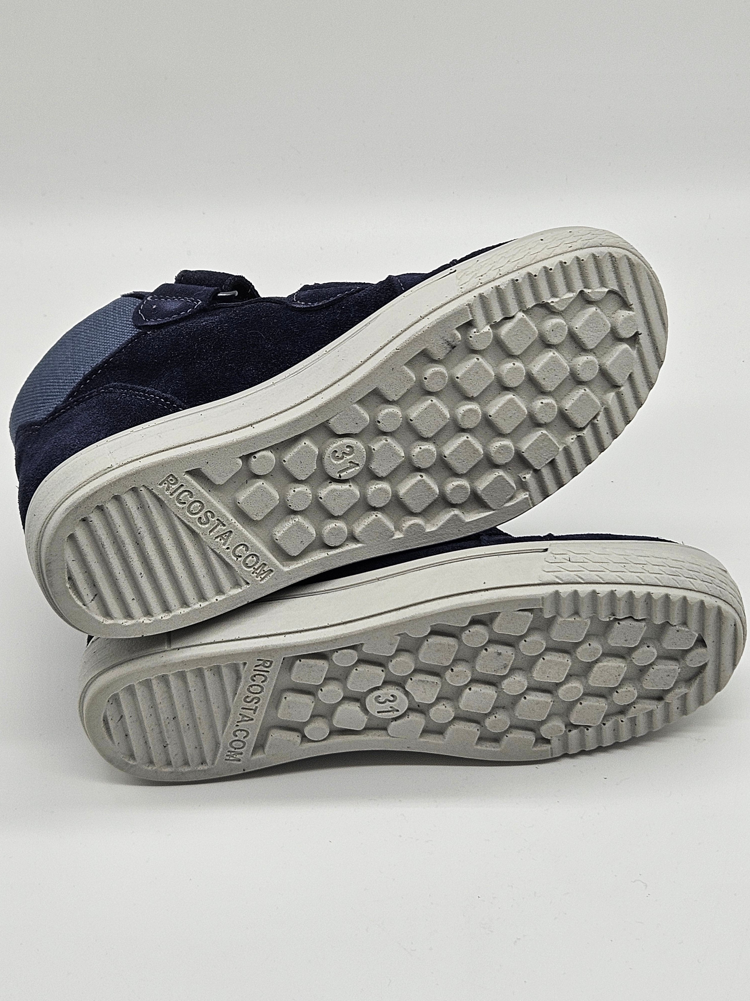 Ricosta Jasper S Sneaker, bequeme Kinderschuhe in Blau mit Klettverschluss und sportlichem Design, für Kinder.