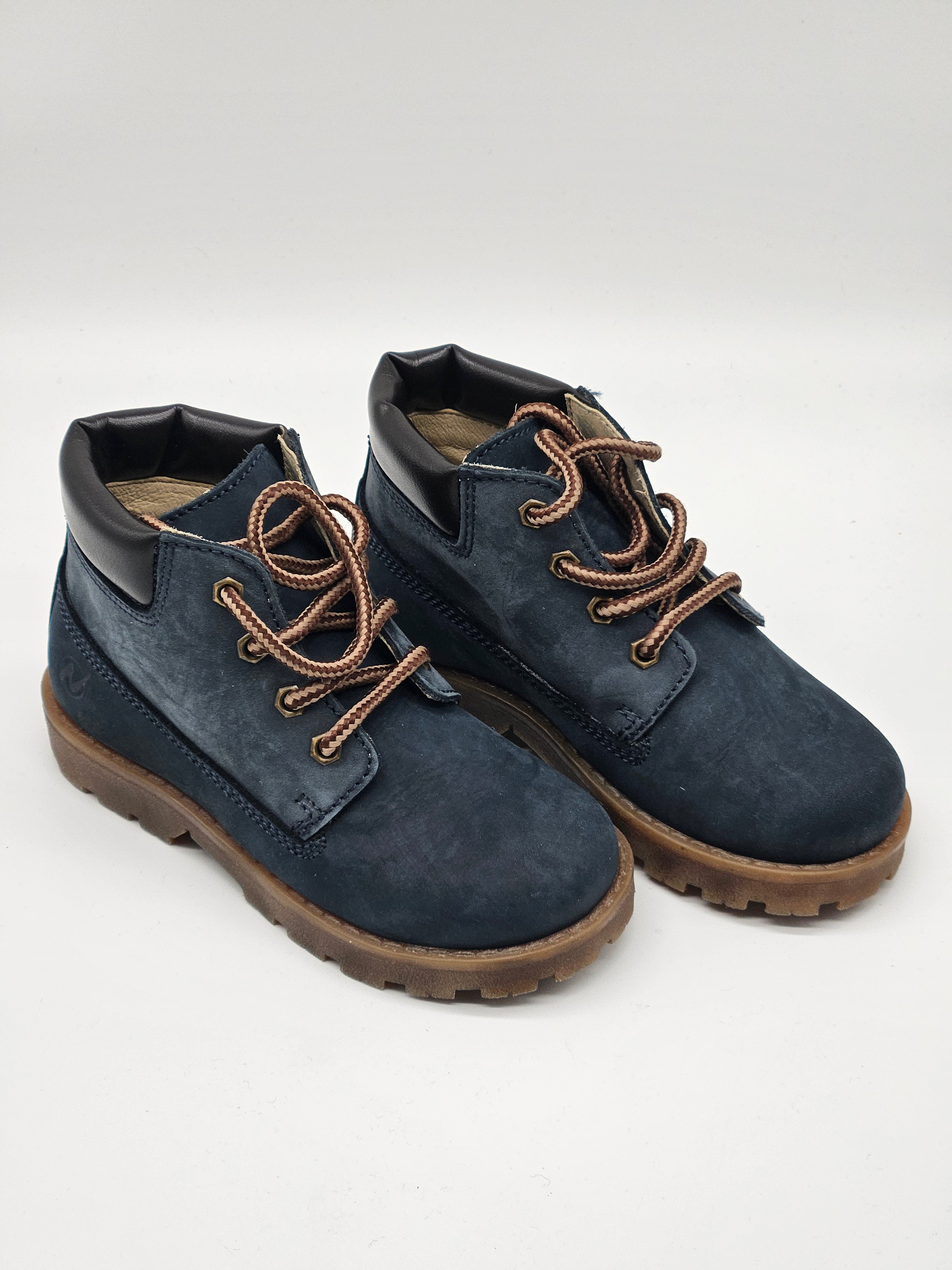 Naturino Winterstiefel für Kinder mit wetterfester Oberfläche und warmem Innenfutter, ideal für kalte Wintertage.