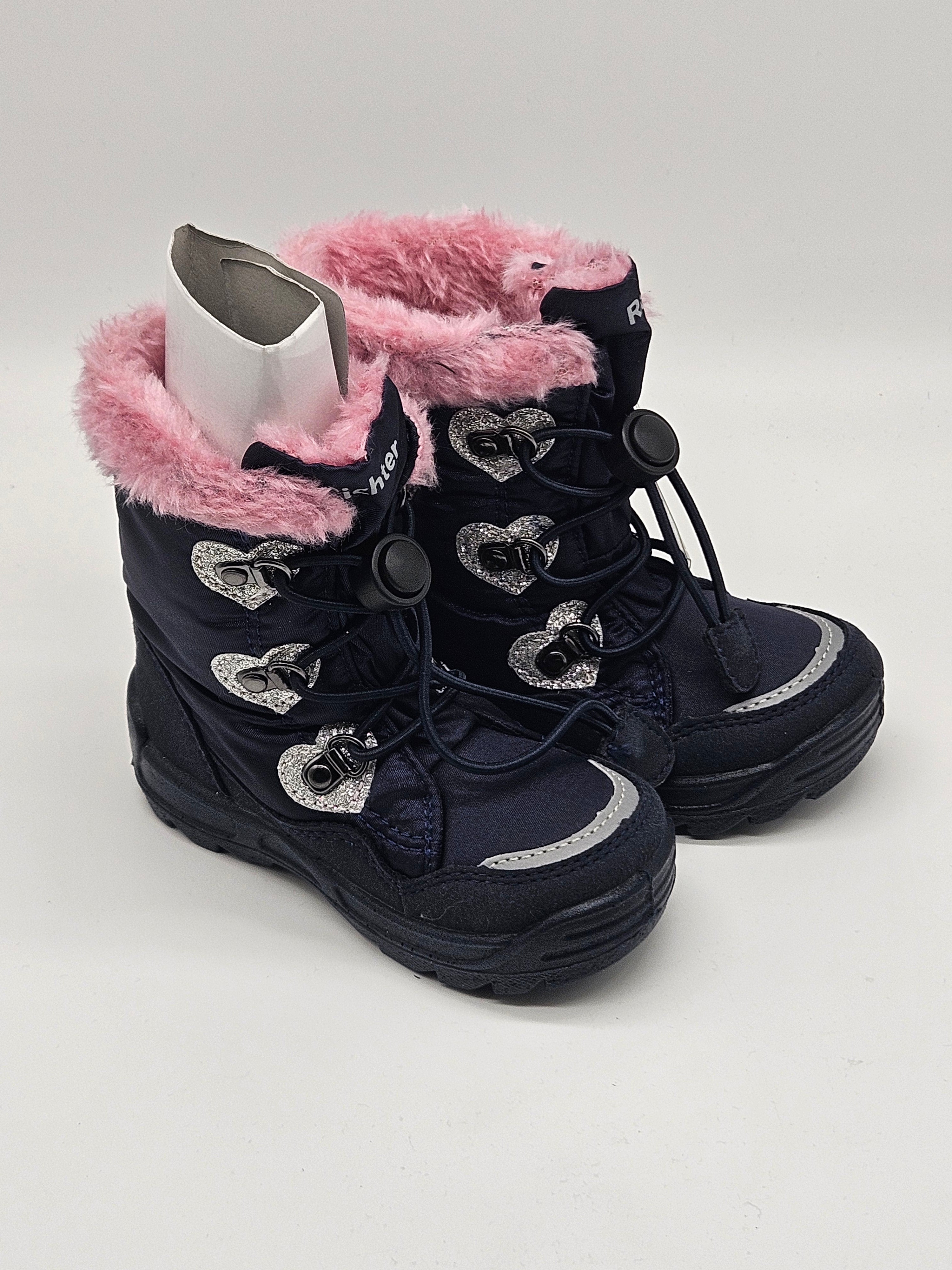 Richter Winterstiefel aus wetterfestem Material, mit warmem Innenfutter und robustem Sohlenprofil für winterliche Bedingungen.