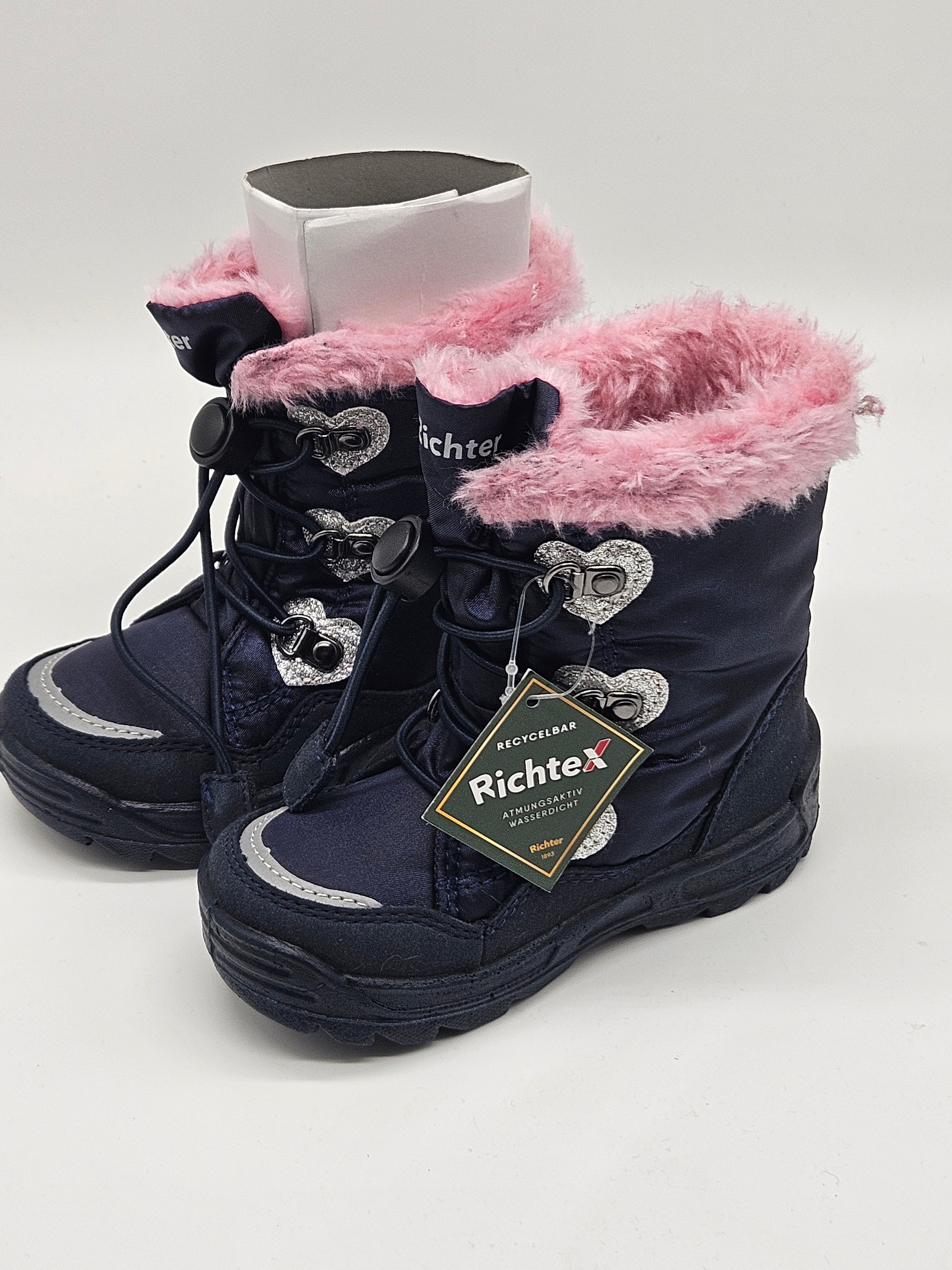 Richter Winterstiefel aus wetterfestem Material, mit warmem Innenfutter und robustem Sohlenprofil für winterliche Bedingungen.