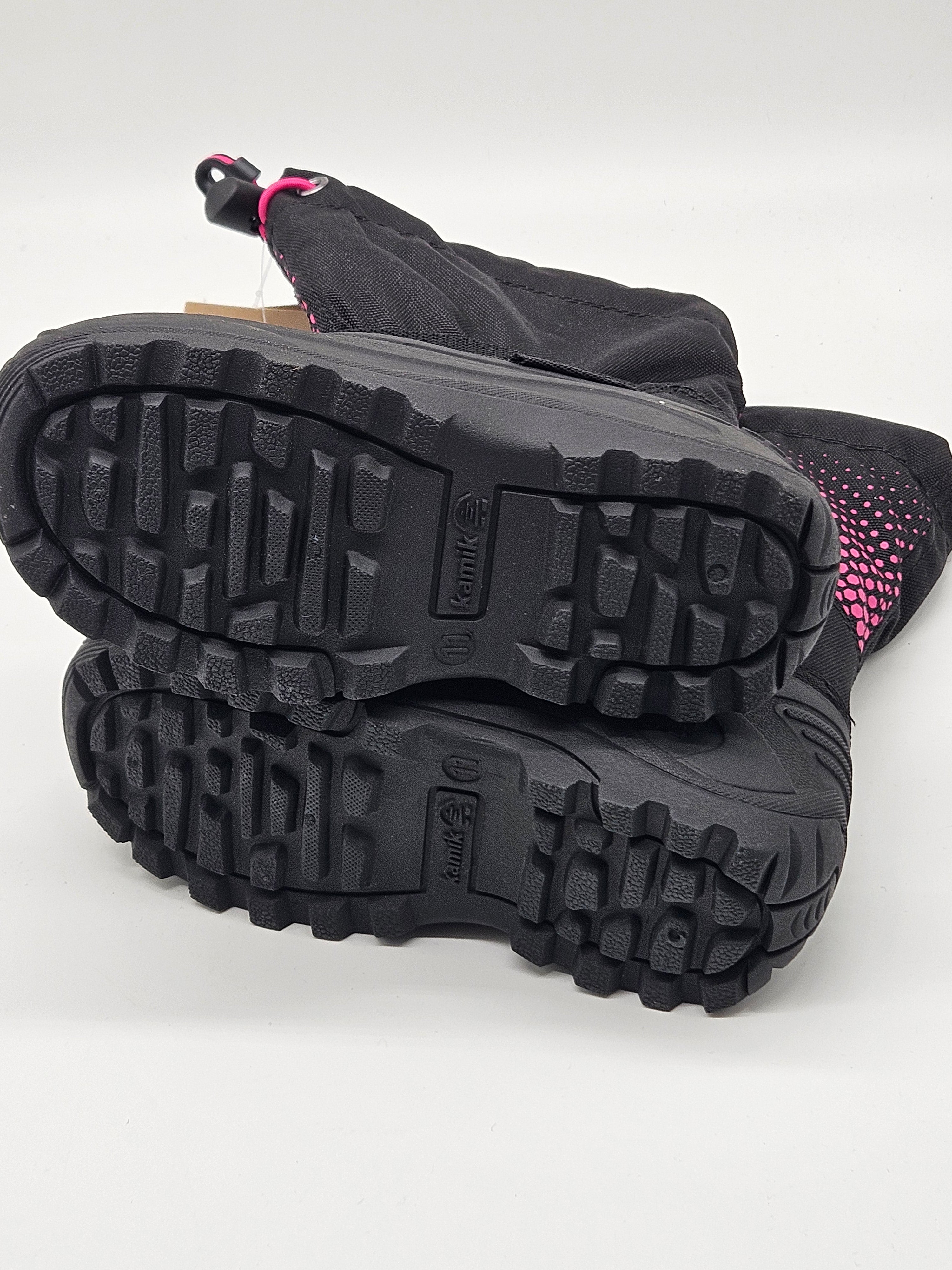 Kamik Sandalen für Damen, offene Sommerschuhe mit Riemen, bequem und leicht, auf einem weißen Hintergrund fotografiert.