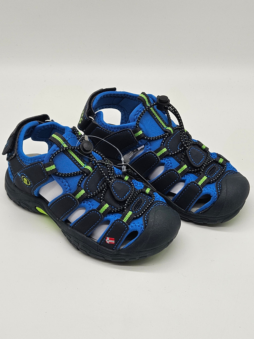 Trollkids Kvalvika Sandalen für Kinder, offene Sandalen aus Leder mit Schnallen, in bunten Farben, auf einem weißen Hintergrund