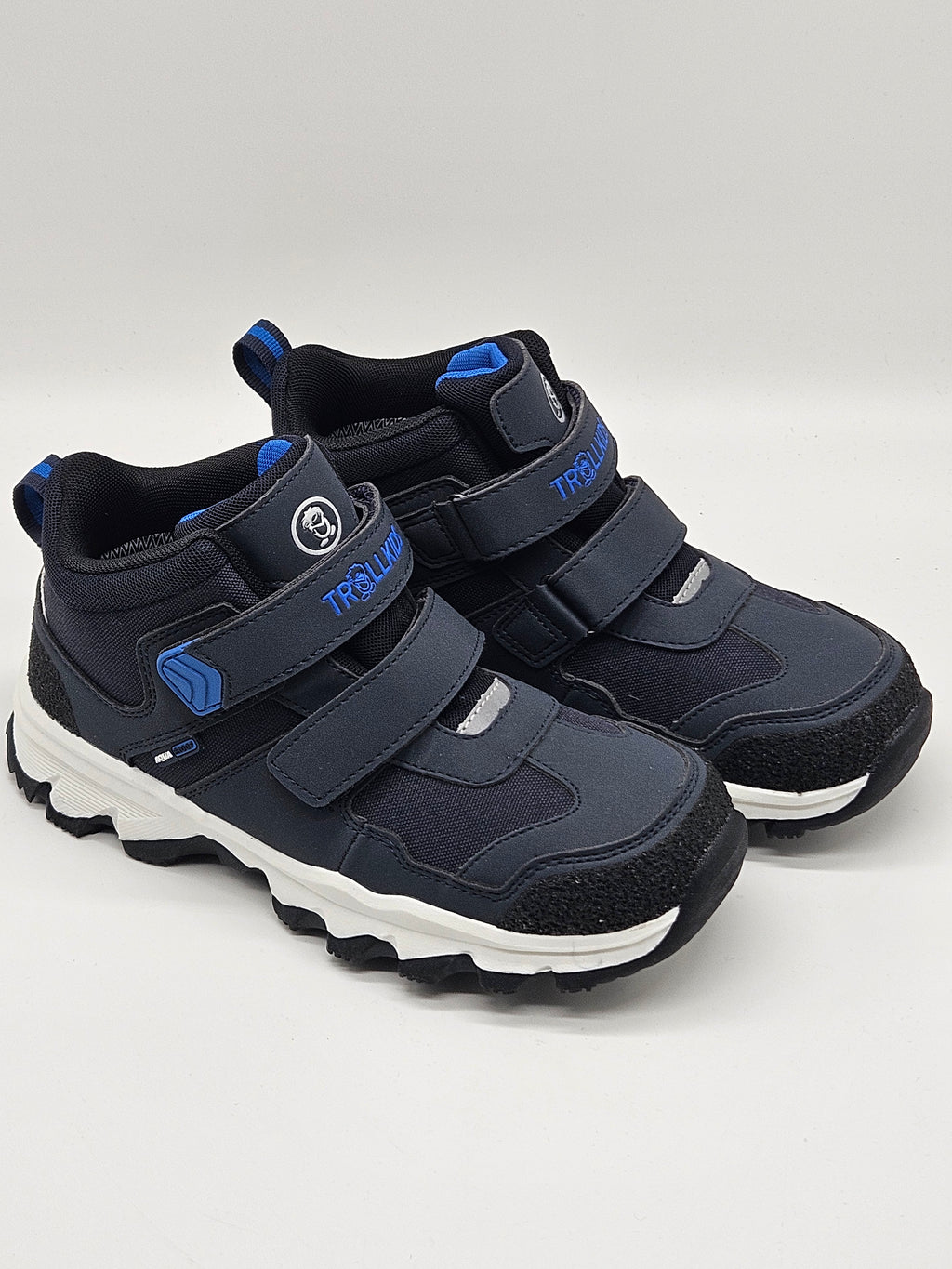 Sneaker Trollkids Kjerag Hiker in dunklem Design mit robusten Sohlen und bequemer Passform, ideal für Outdoor-Aktivitäten.