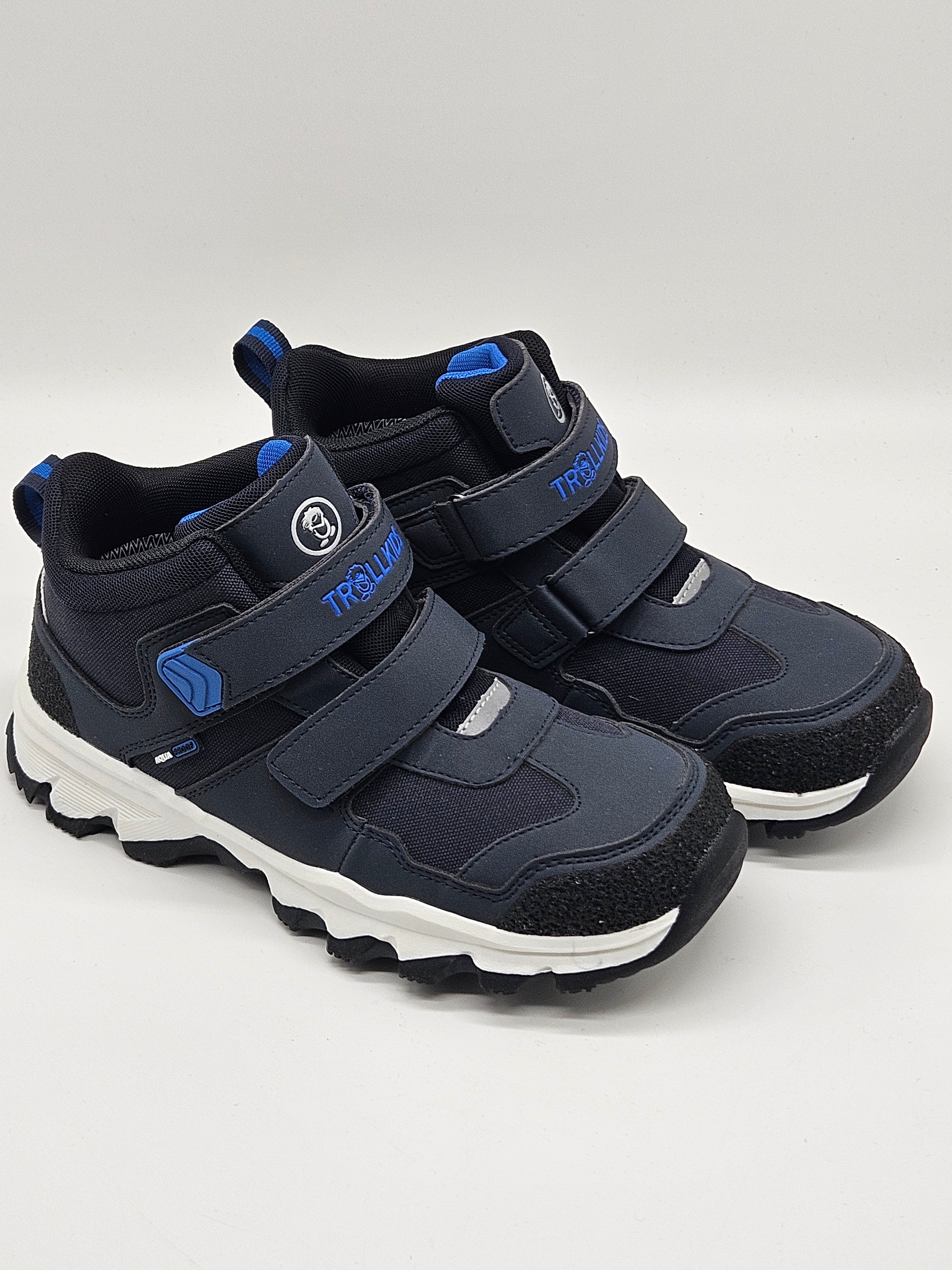 Sneaker Trollkids Kjerag Hiker in dunklem Design mit robusten Sohlen und bequemer Passform, ideal für Outdoor-Aktivitäten.