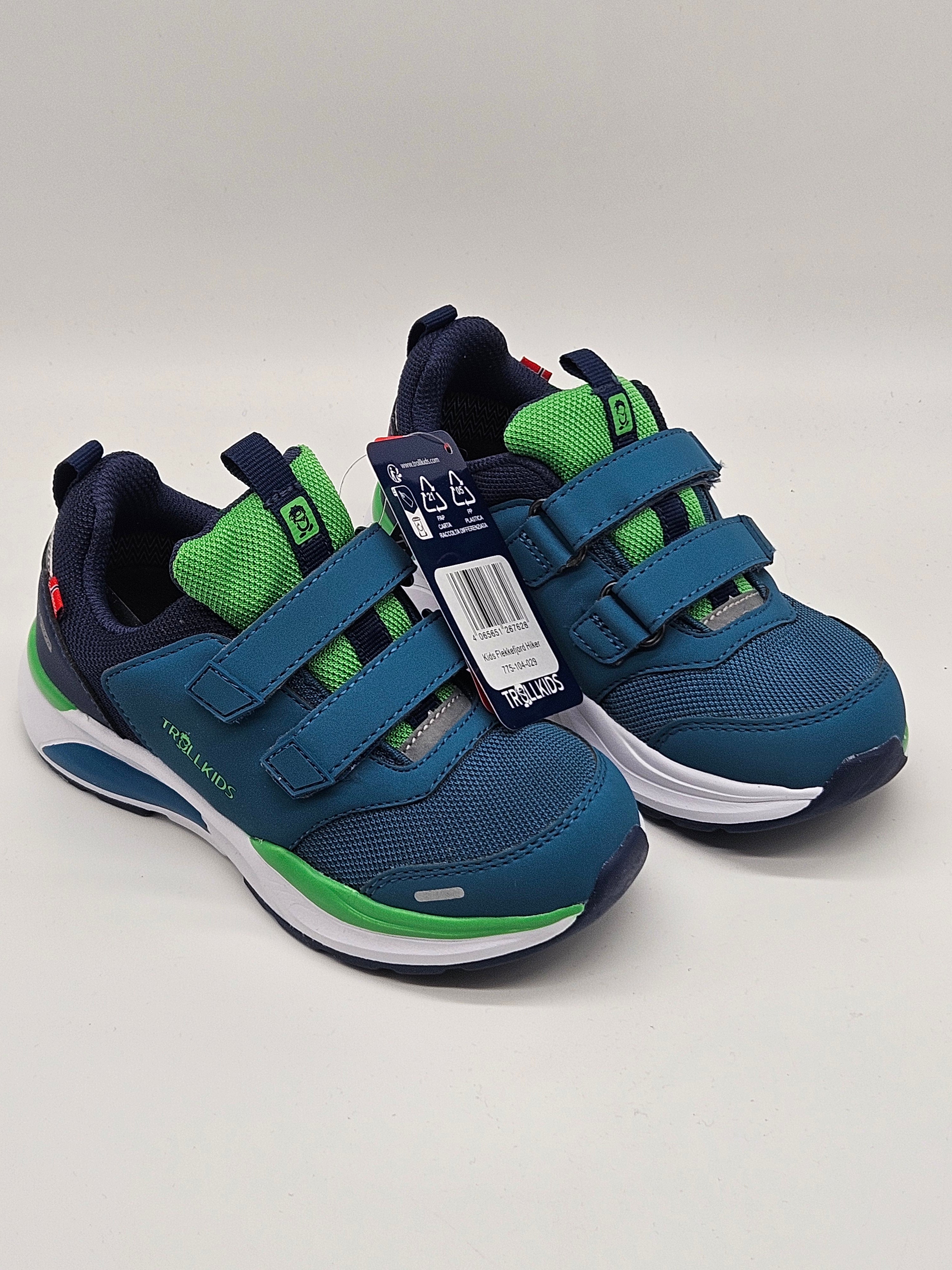 Blaue Trollkids Tronfjell Hiker Low Sneaker für Kinder mit robustem Obermaterial und bequemer Sohle, ideal für Outdoor-Aktivitäten.