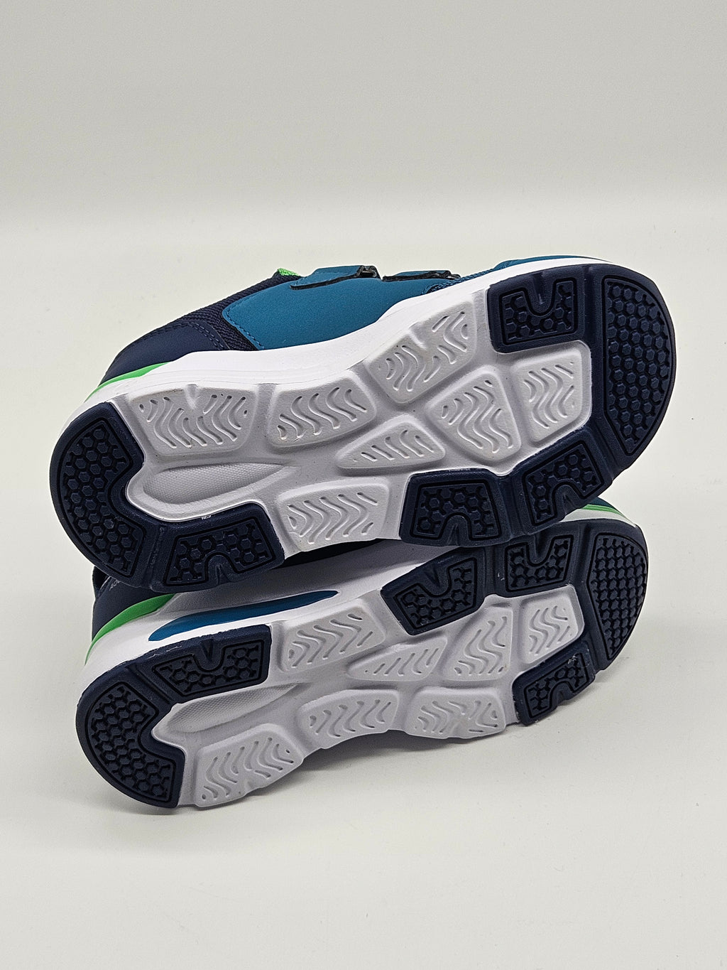 Dunkelblaue Trollkids Tronfjell Hiker Low Sneaker aus Leder mit Schnürverschluss und rutschfester Sohle.