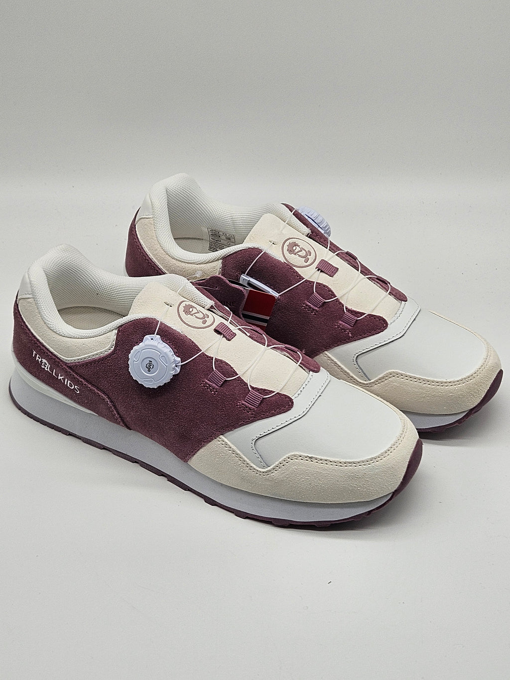 Bunte Trollkids Kristiansand Sneaker für Kinder, mit atmungsaktivem Obermaterial und flexibler Sohle, frontal aufgenommen.