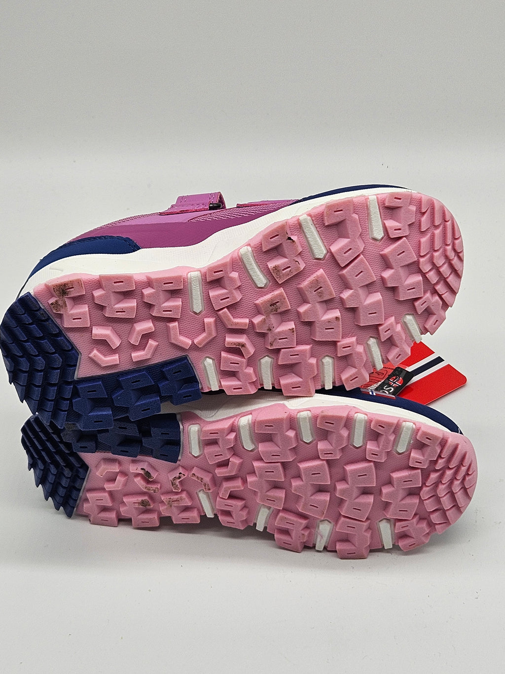 Trollkids Preikestolen Hiker Sneaker in grau mit robustem Obermaterial und bequemer Laufsohle, ideal für Outdoor-Aktivitäten.
