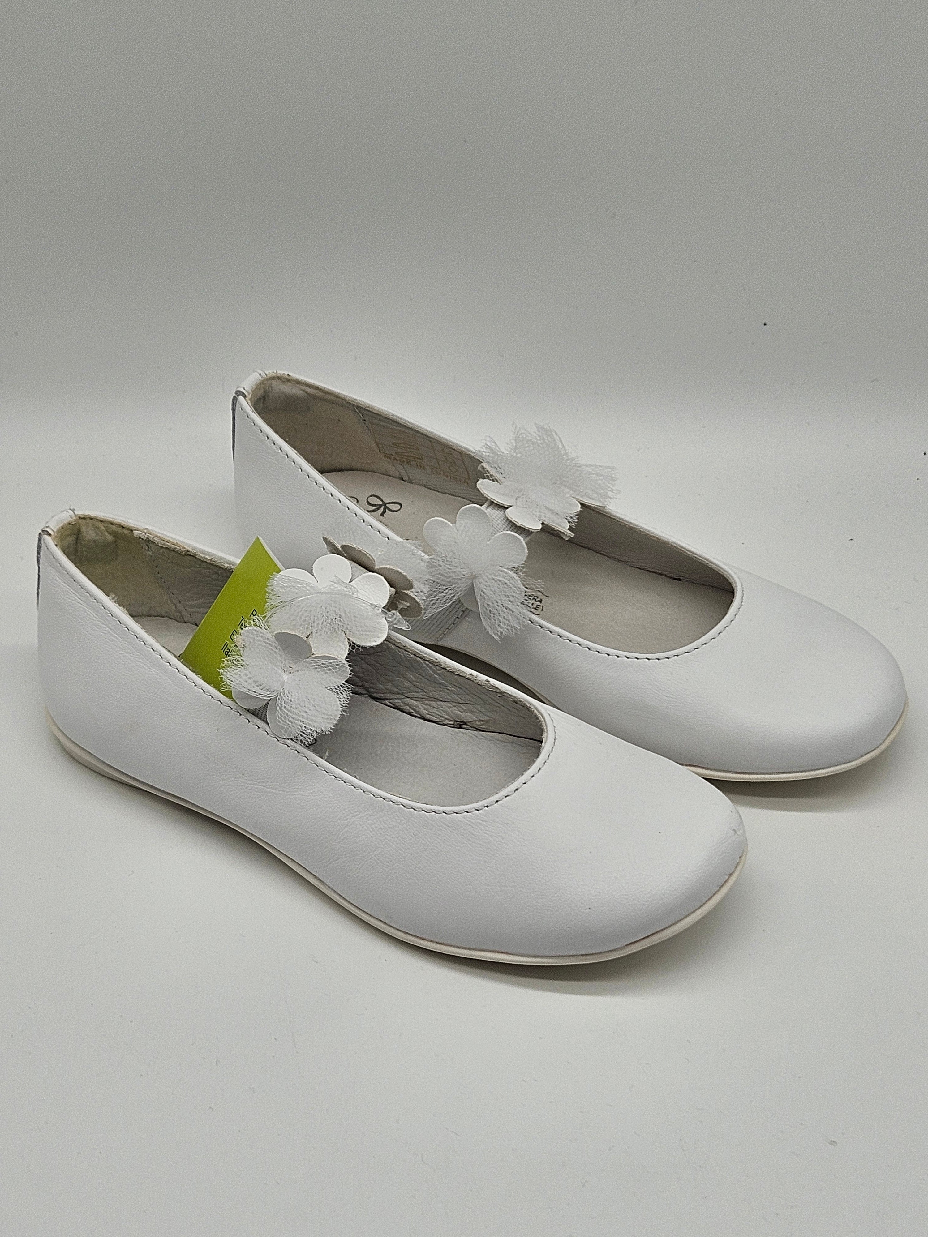 Primigi Ballerinas aus weichem Leder mit Schnürung und flacher Sohle, ideal für den Alltag.