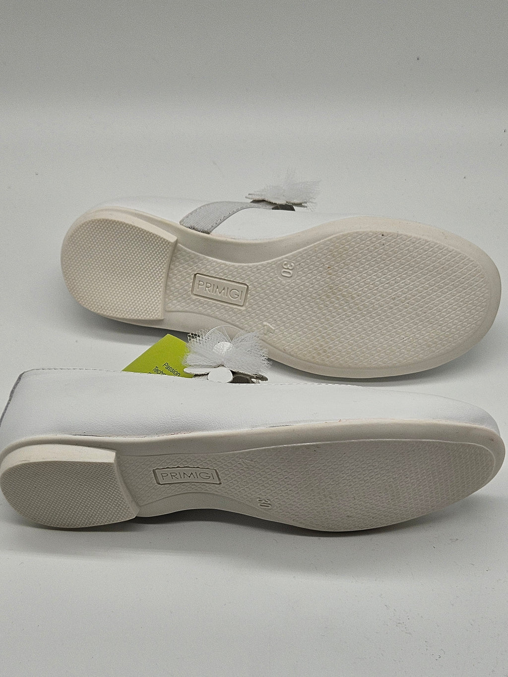 Primigi Ballerinas in klassischem Design, aus weichem Material, mit bequemen Riemen und eleganter Optik.