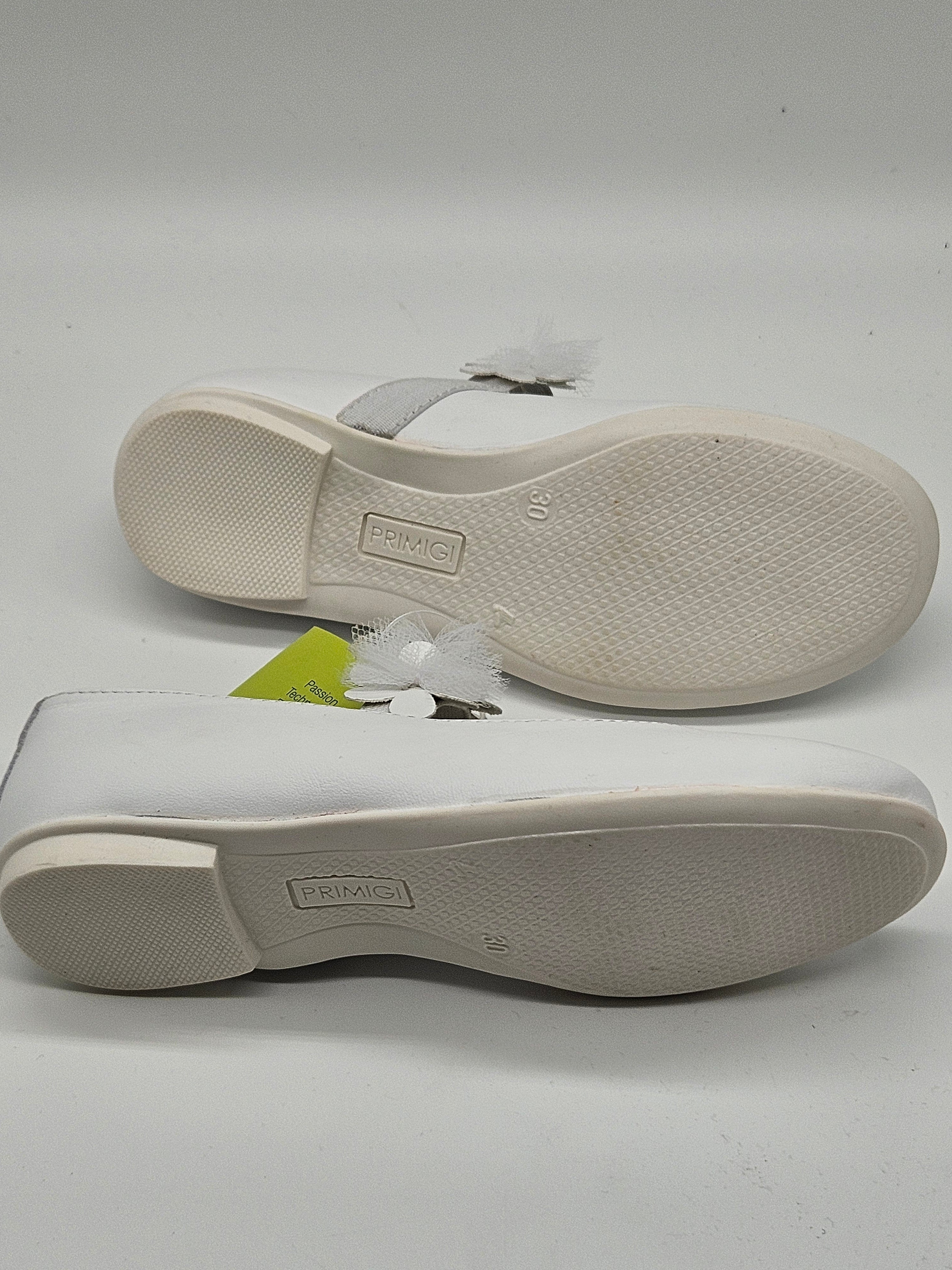 Primigi Ballerinas in klassischem Design, aus weichem Material, mit bequemen Riemen und eleganter Optik.