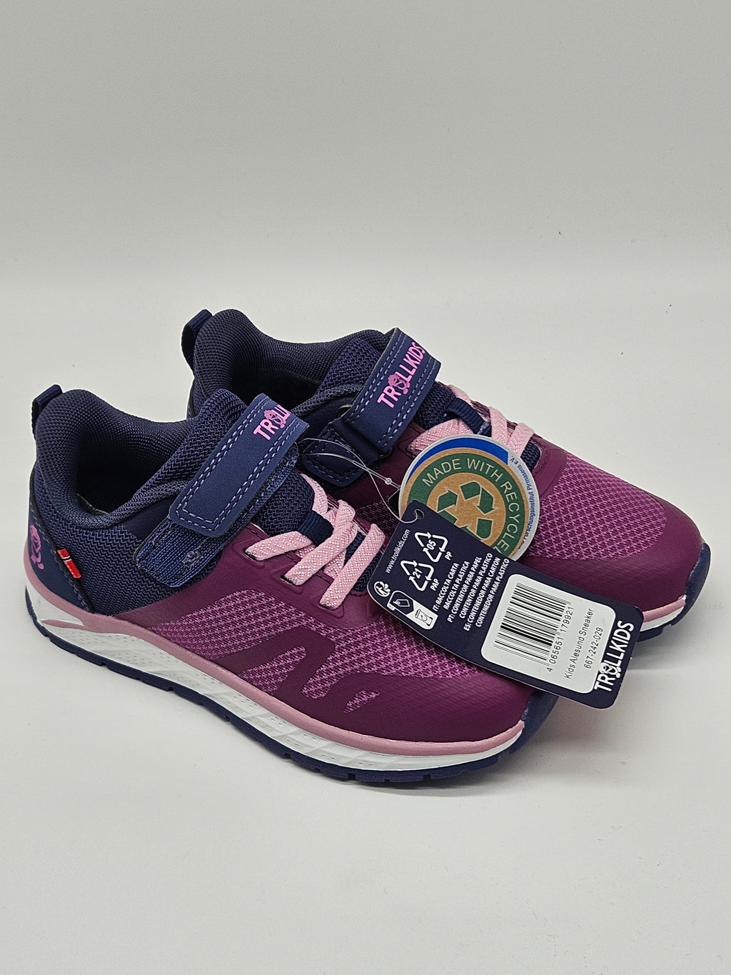 Bunte Trollkids Alesund Sneaker mit Klettverschluss und Mesh-Details für Kinder, auf weißem Hintergrund.