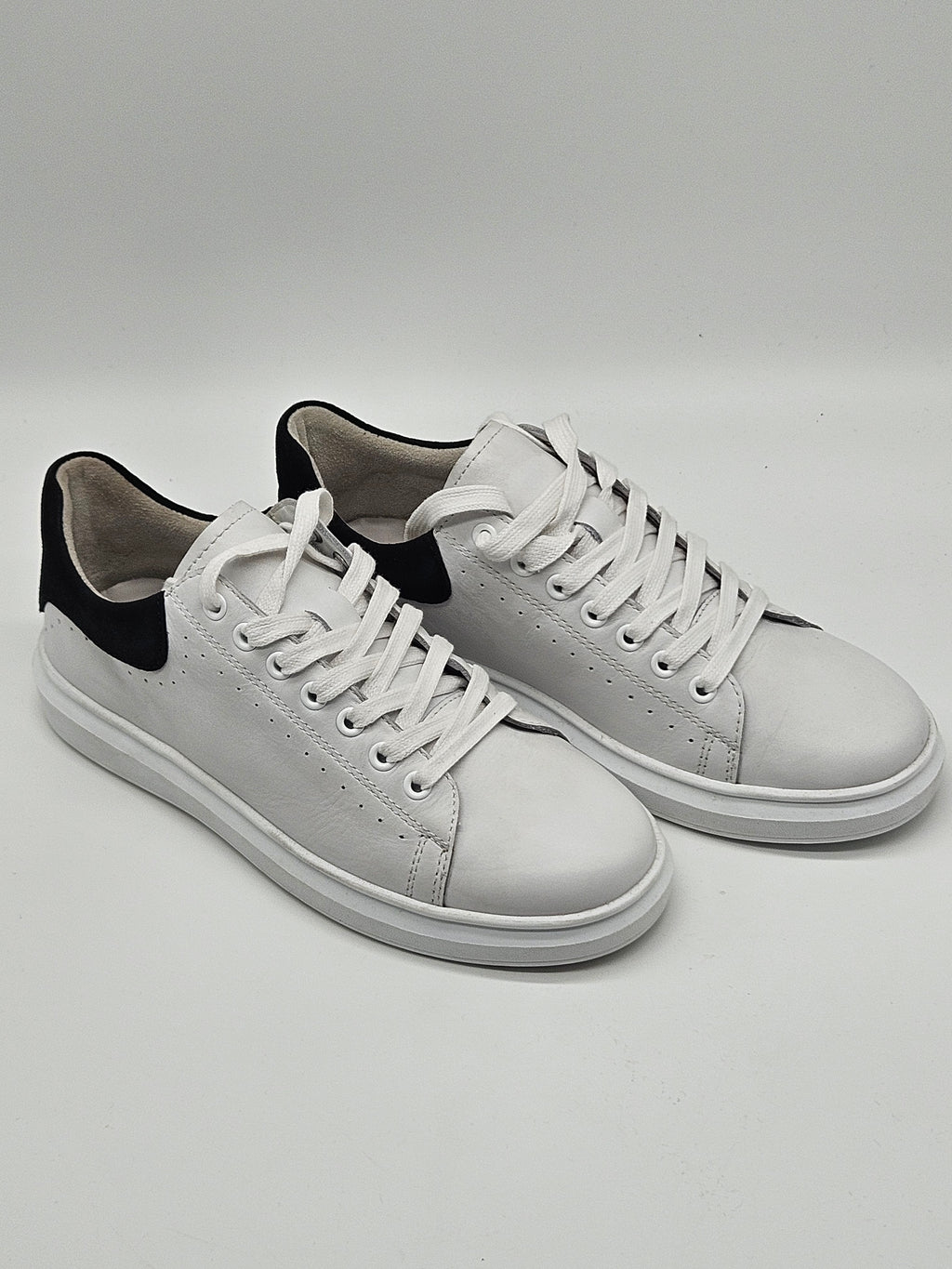 Richter Alex Sneaker, bequeme Sportschuhe mit weißem Design und elastischer Sohle für Damen und Herren.