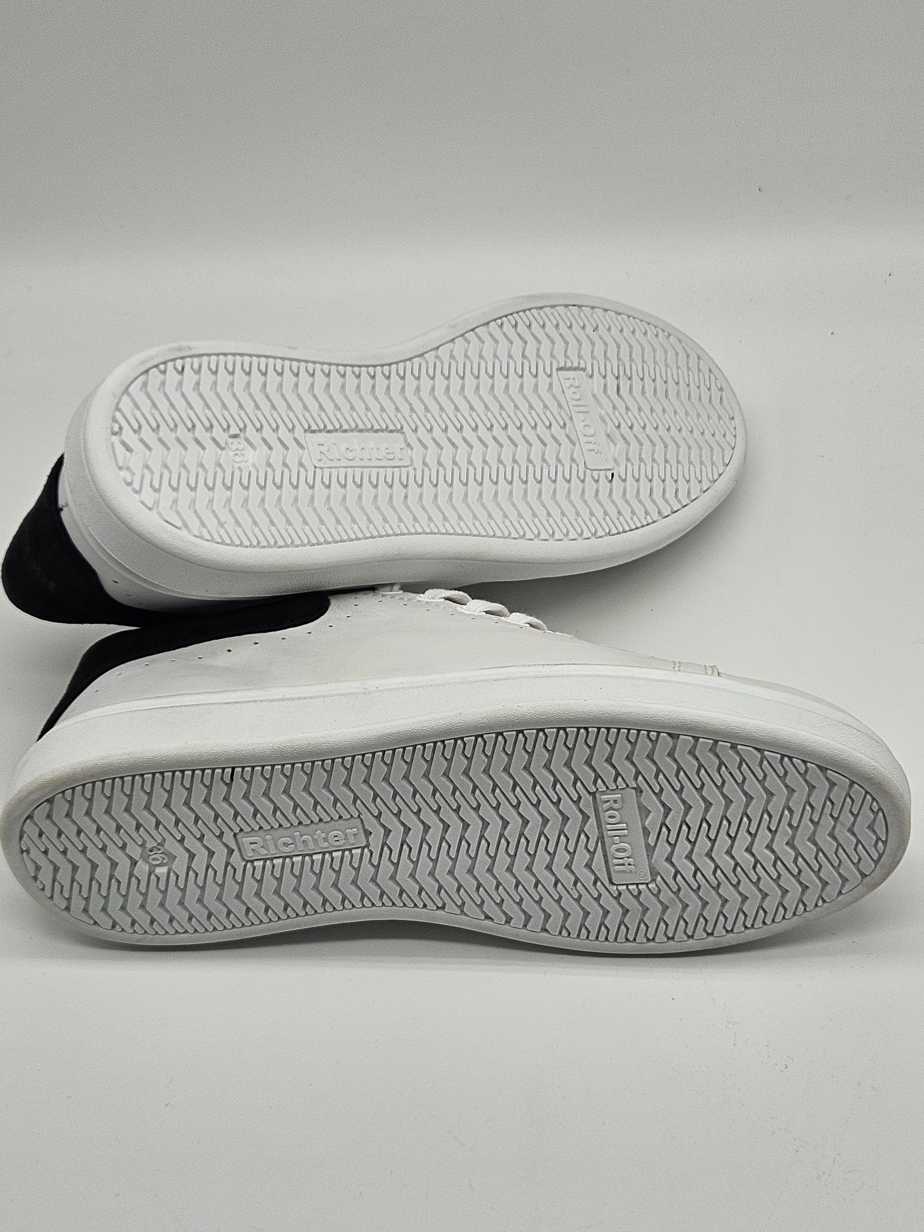 Grauer Richter Alex Sneaker aus Leder mit weißer Sohle, sportliches Design, seitliche Markenlogo, auf glattem Boden.