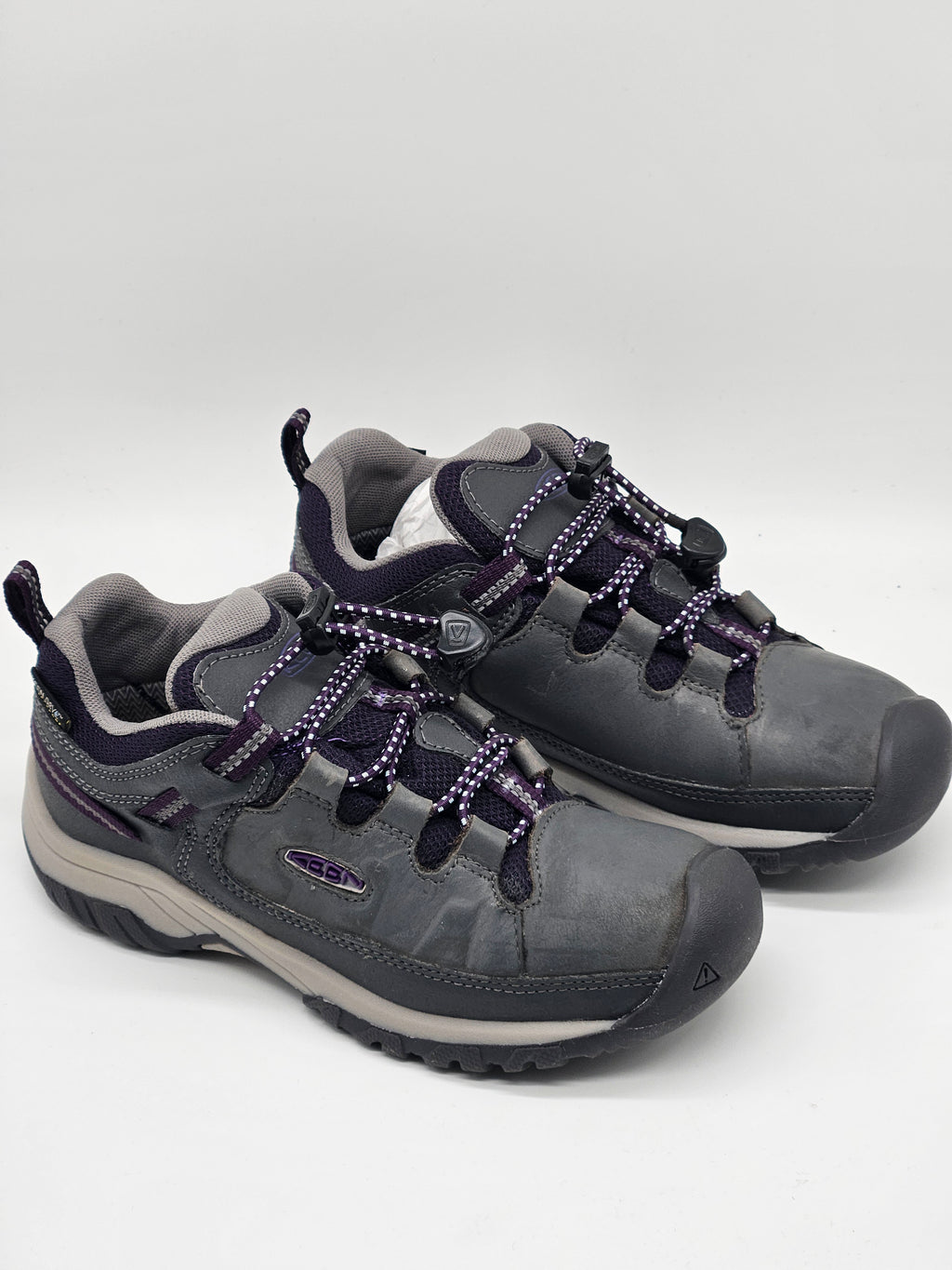 Keen Targhee Wanderschuhe aus Leder mit robustem Design, ideal für Outdoor-Wanderungen, in braun und schwarz, mit Schnürung.