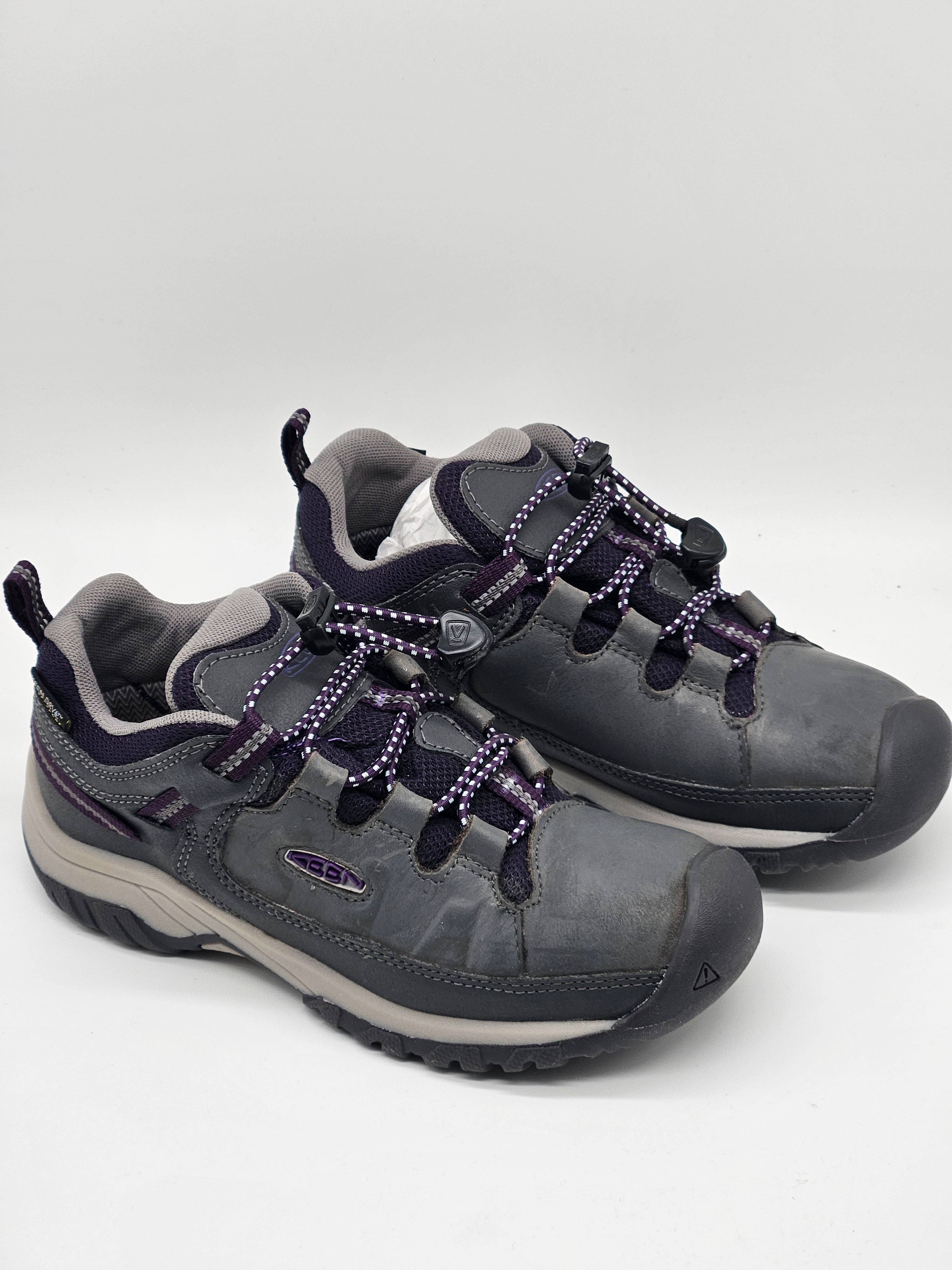 Keen Targhee Wanderschuhe aus Leder mit robustem Design, ideal für Outdoor-Wanderungen, in braun und schwarz, mit Schnürung.