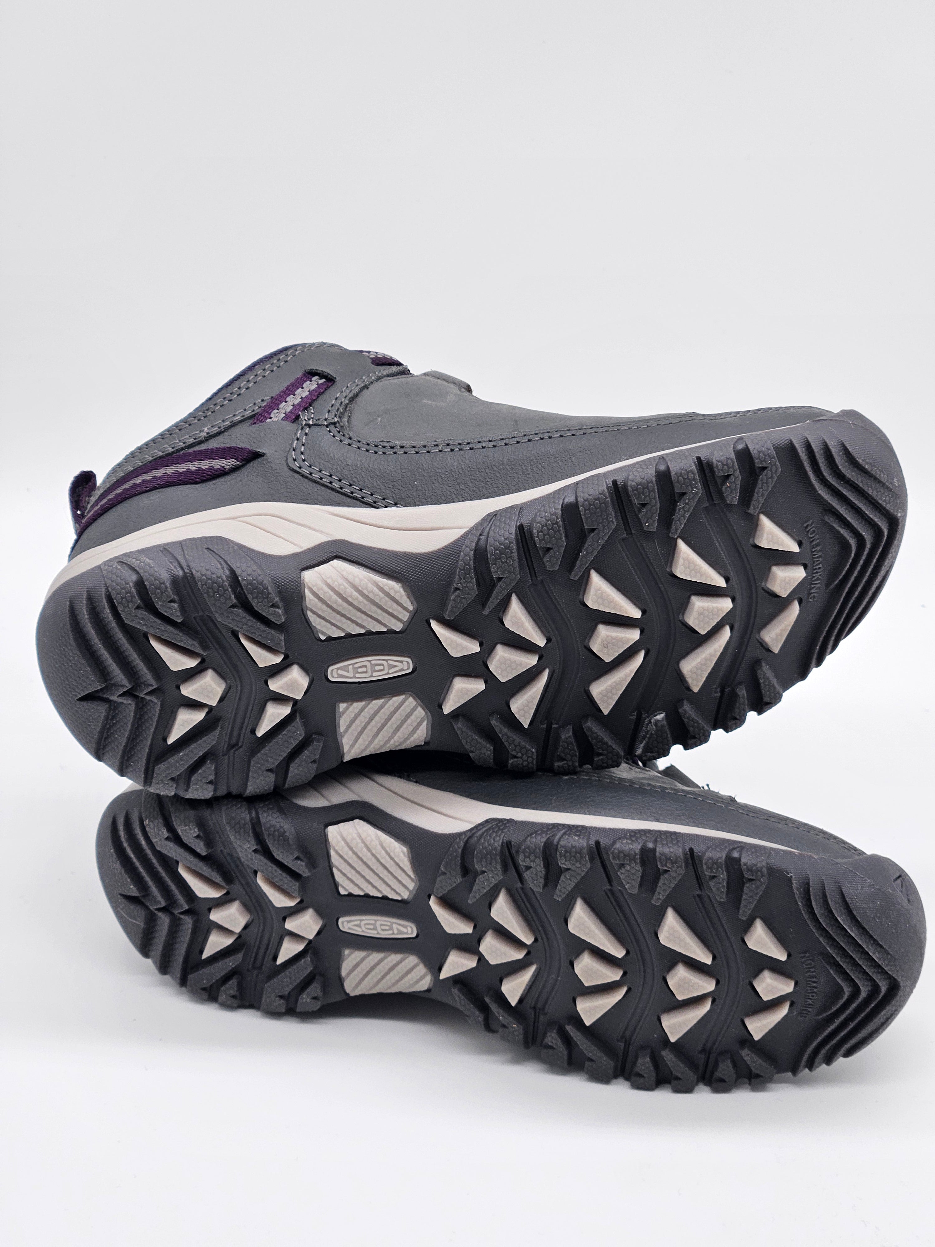 Keen Targhee Wanderschuhe aus Leder mit robusten Sohlen und Schnürung, ideal für Outdoor- und Trekking-Aktivitäten.
