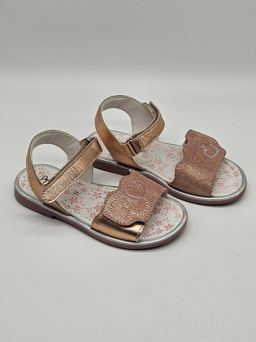 Primigi Sandalen aus Leder mit Klettverschluss für Kinder, bequemer und atmungsaktiver Sommerschuh, abgebildet auf dem Bild