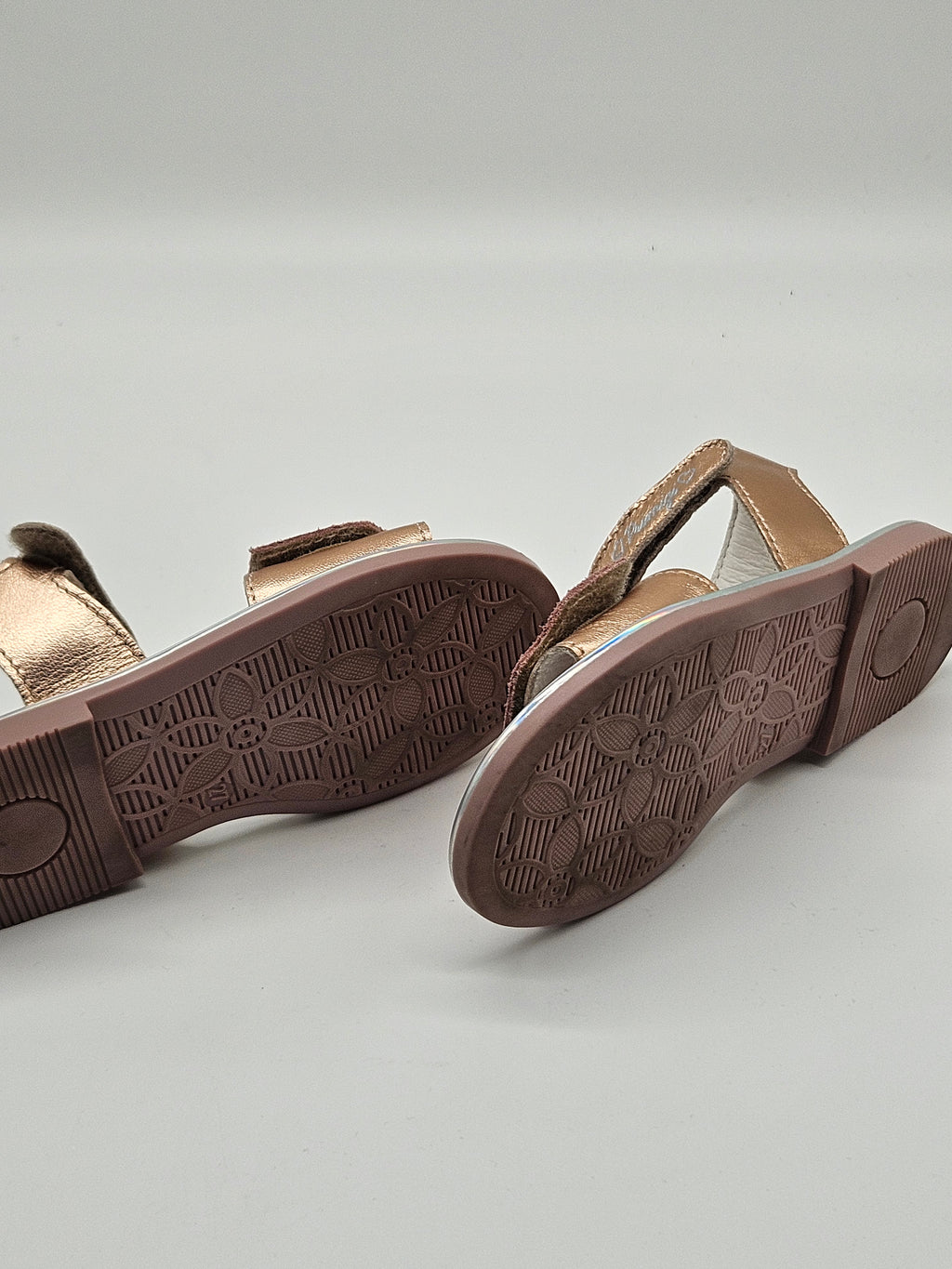 Primigi Sandalen für Kinder, offene Sandalen aus Leder mit Klettverschluss, in beiger Farbe, auf einem weißen Hintergrund.