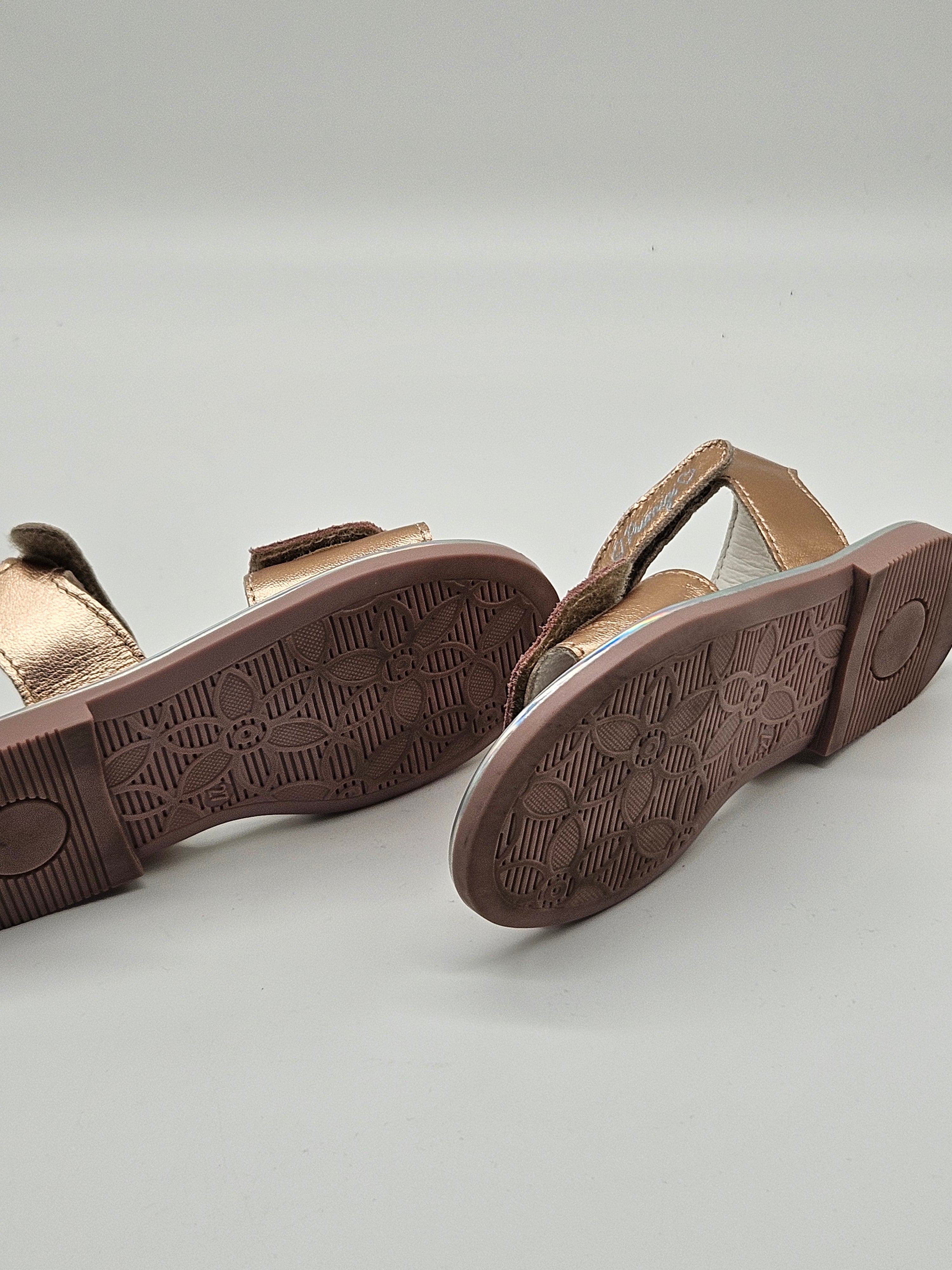 Primigi Sandalen für Kinder, offene Sandalen aus Leder mit Klettverschluss, in beiger Farbe, auf einem weißen Hintergrund.