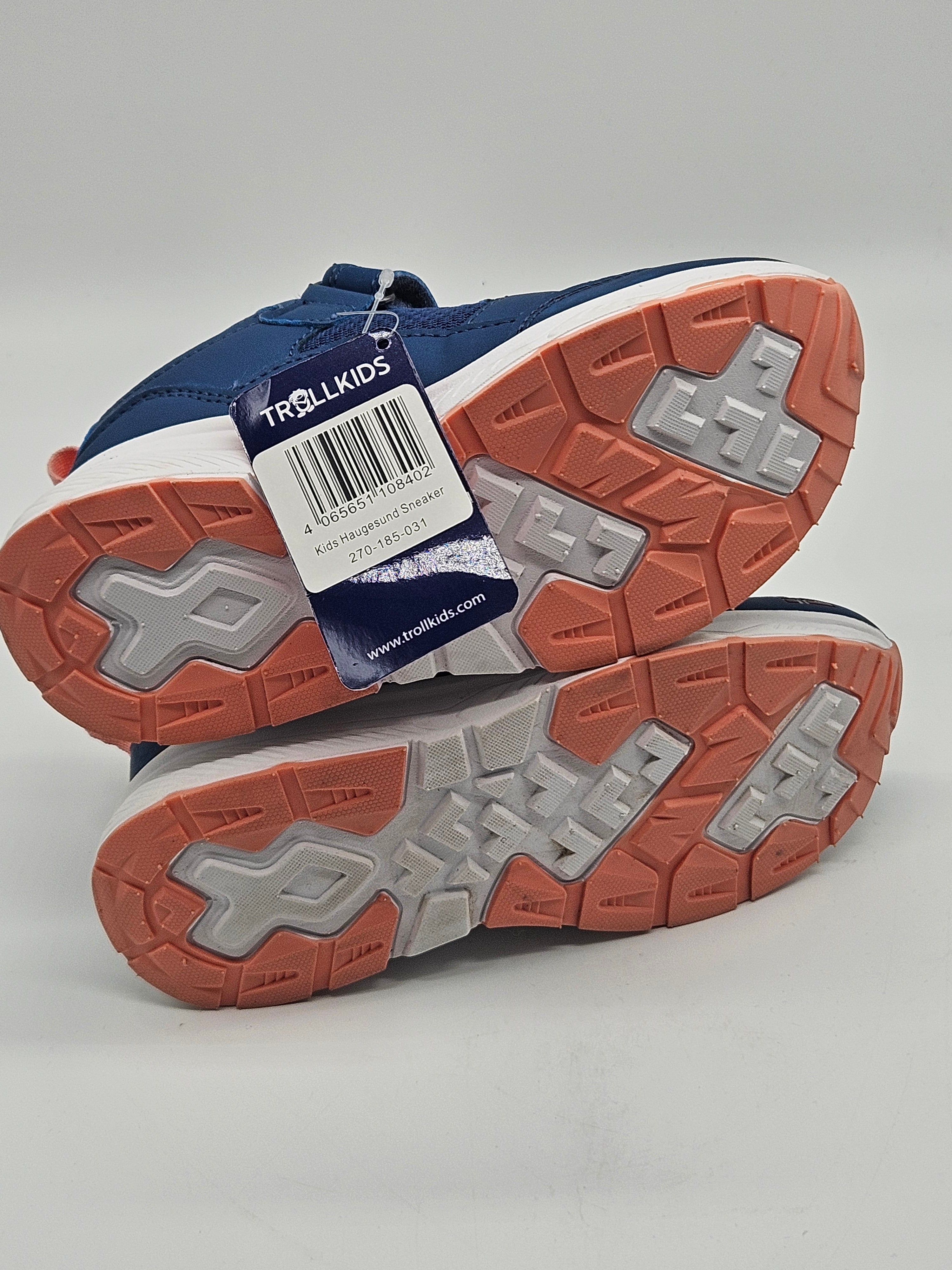 Trollkids Haugesund Sneaker in Grau mit weißen Sohlen, sportliches Design, bequem für Kinder, aus weichem Material.