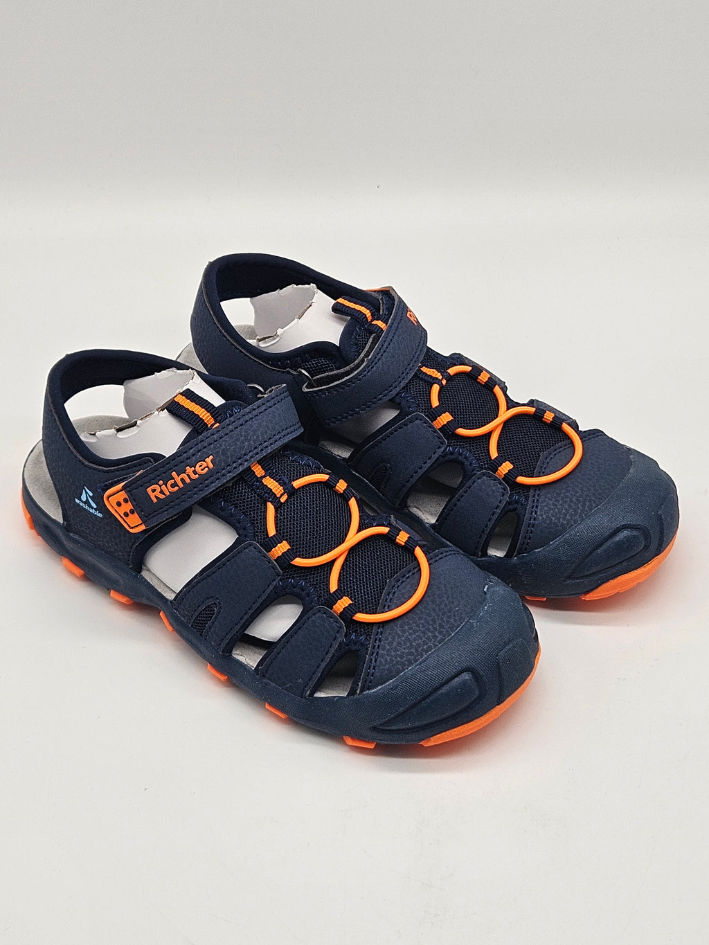 Bunte Richter Sandalen aus Leder mit verstellbarem Riemen und bequemer Sohle, für Damen, auf weißem Hintergrund.