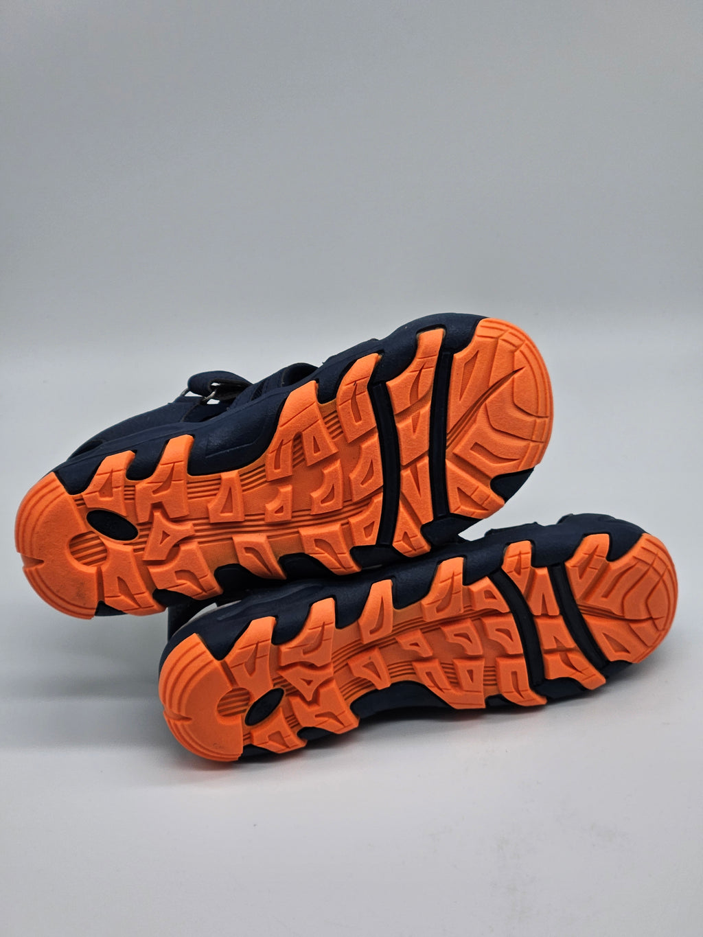 Bunte Richter Sandalen mit verstellbaren Riemen und bequemer Sohle, ideal für Sommer und Freizeit.