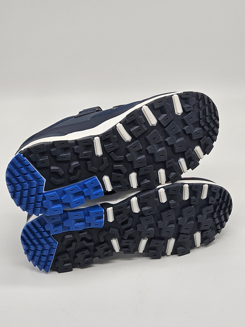 Trollkids Preikestolen Sneaker für Kinder, bequemer Hiker-Schuh mit robustem Design und Sandalen-Optik, in Blau und Grau