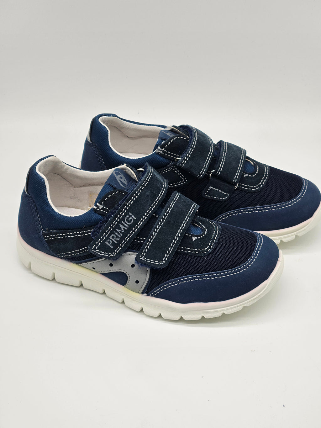 Primigi Sneaker in blau mit weißen Sohlen, bequemes Kinderschuhmodell, detailreiche Schnürung, für Alltag und Freizeit.